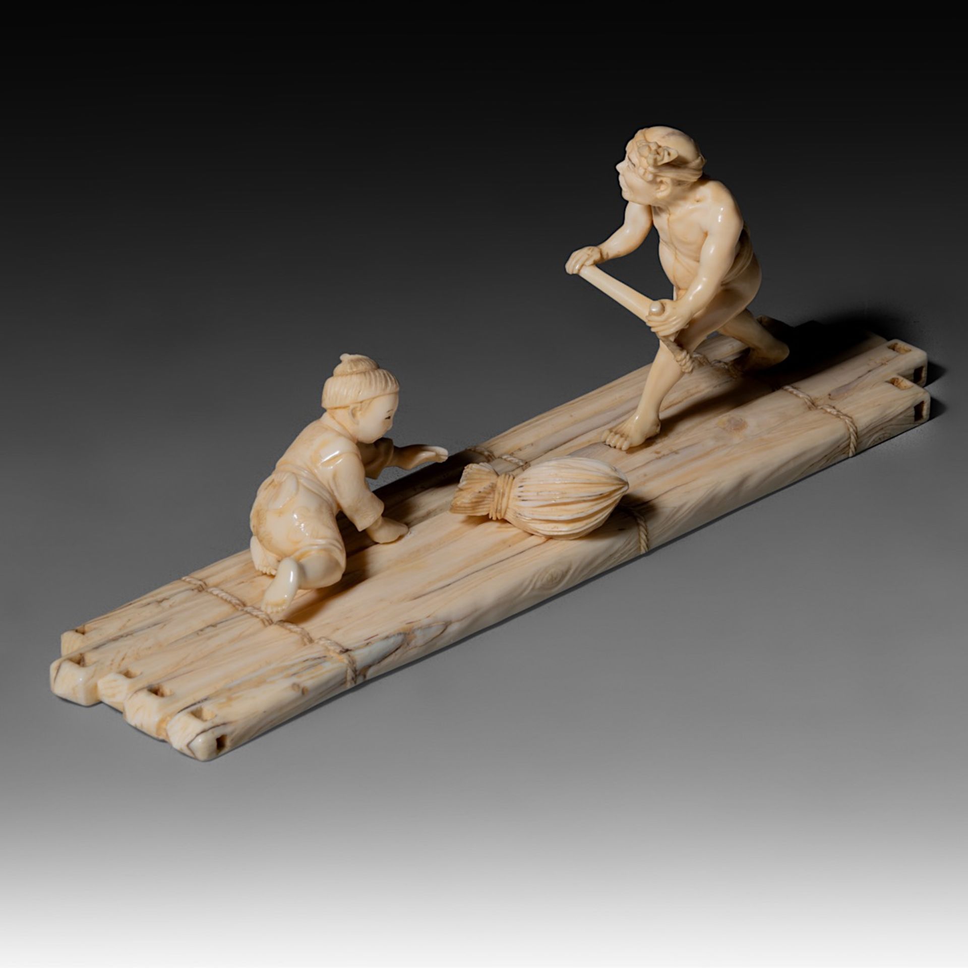 Two Japanese Meiji-period (1868-1912) ivory okimono; one depicts a man rowing a raft while a child s - Bild 4 aus 19