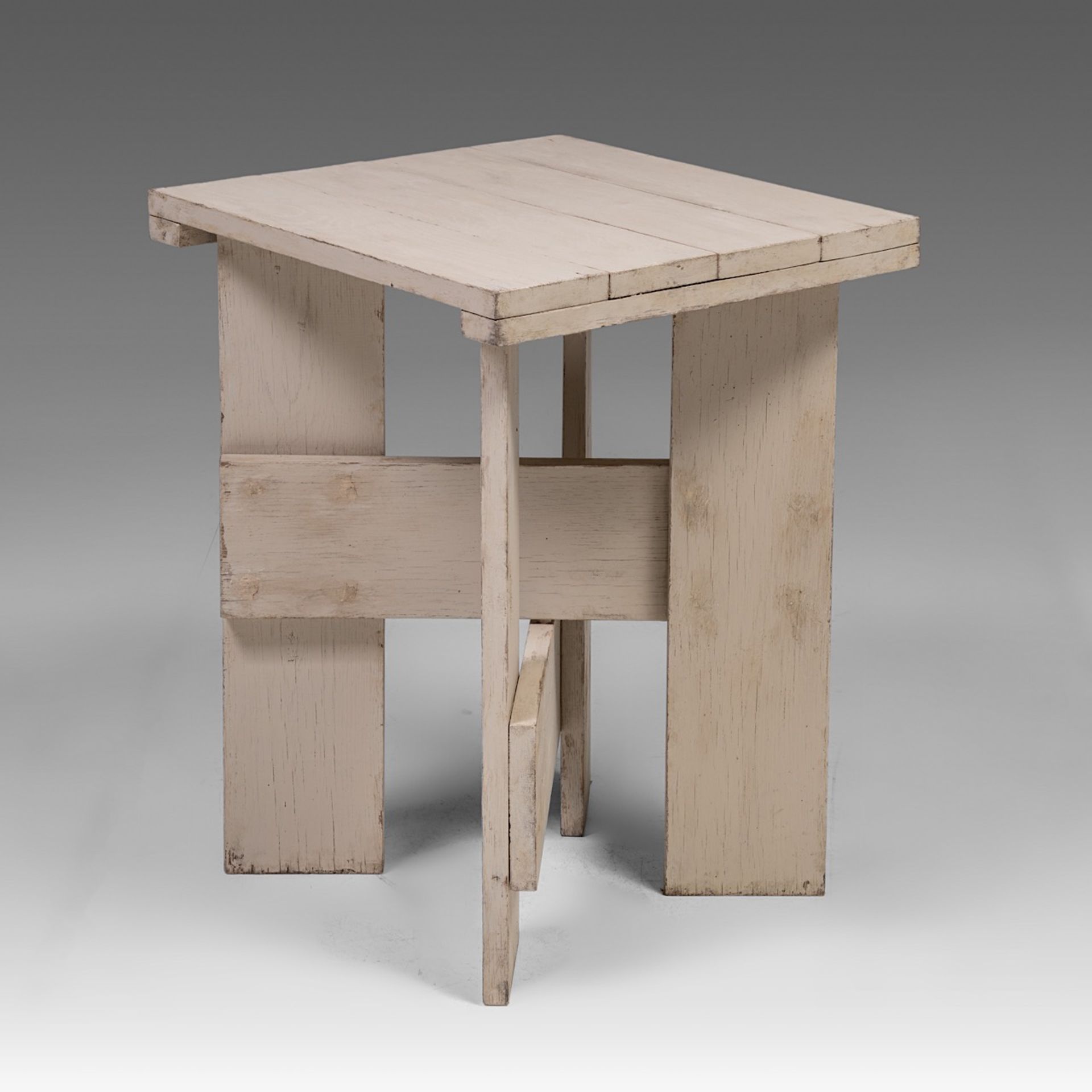 A decorative Low crate table after Gerrit Rietveld, H 63 - W 49 - D 47 cm