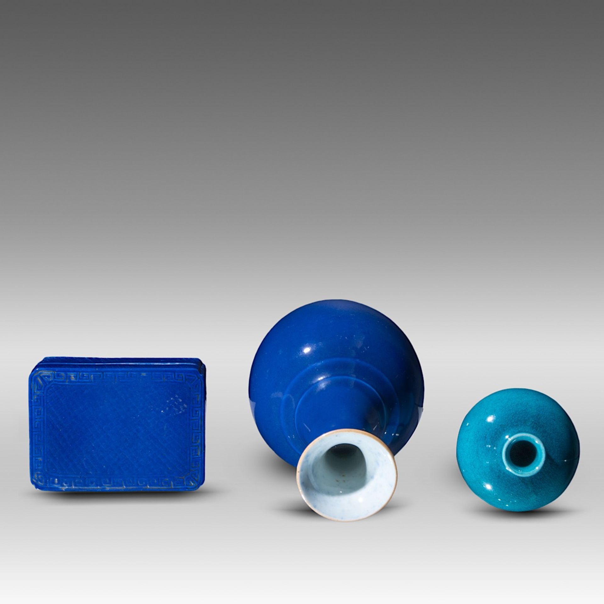 A small collection of three monochrome blue glazed porcelain ware, Qianlong period and late Qing, Ta - Bild 7 aus 8