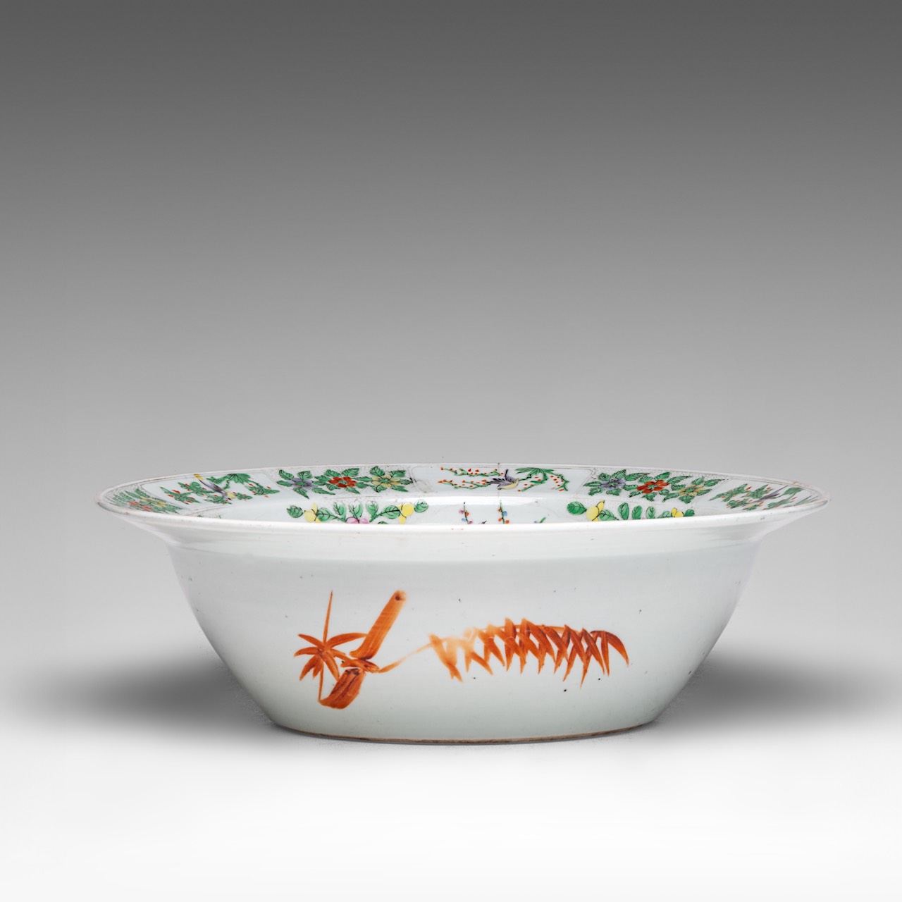 A Chinese Qianjiangcai 'Ladies in a chamber' basin bowl, late 19thC, dia 37,5 - H 11,8 cm - Image 6 of 7