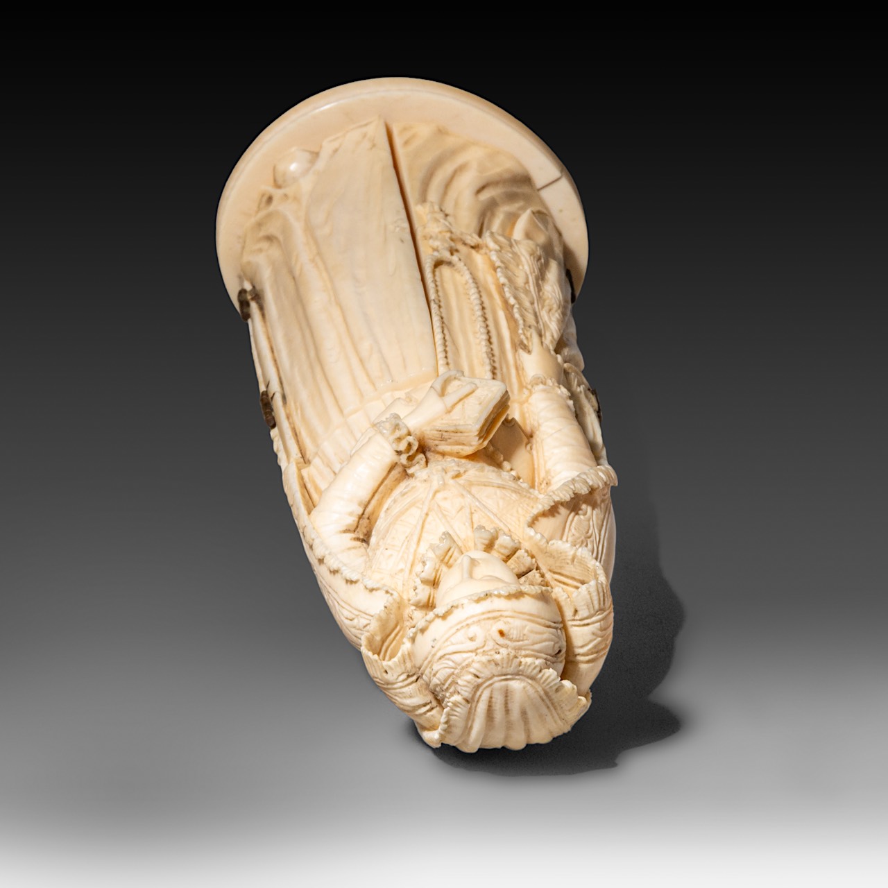 An ivory triptych sculpture of probably Mary Queen of Scots, French, 19thC, H 20 cm - 447 g (+) - Image 8 of 12