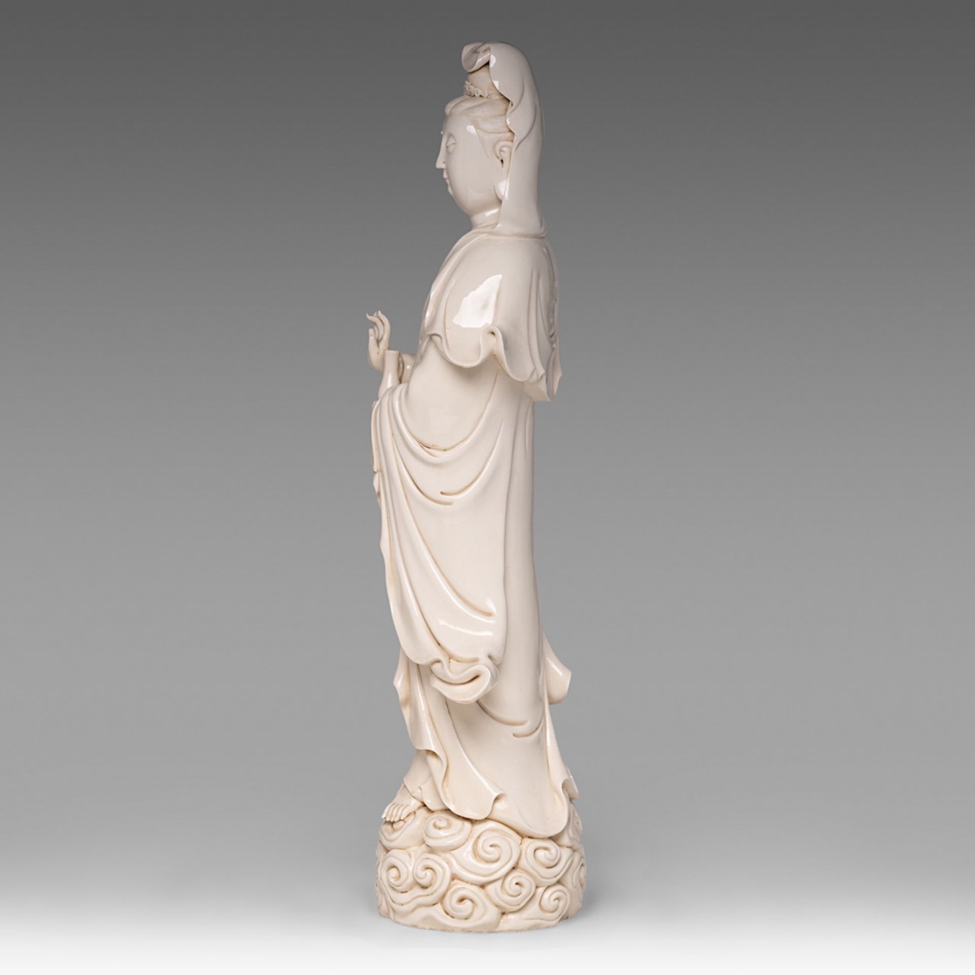 A large Chinese Dehua blanc-de-chine standing Guanyin, marked 'He Chaozong', H 69 cm - Bild 3 aus 9