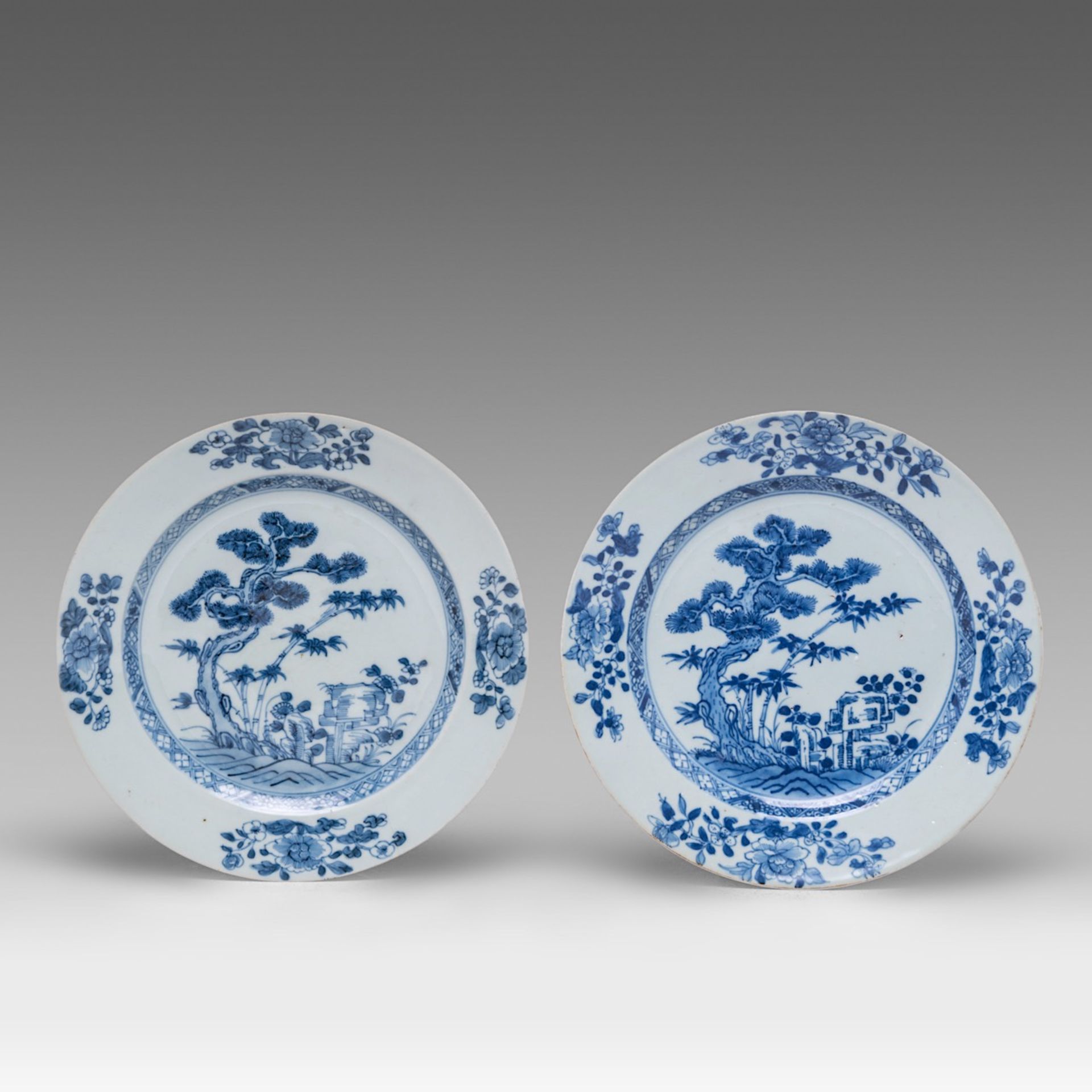 A series of four Chinese blue and white 'Bamboo below Pine' dishes and plates, 18thC, dia 22,5 - 28, - Bild 8 aus 12
