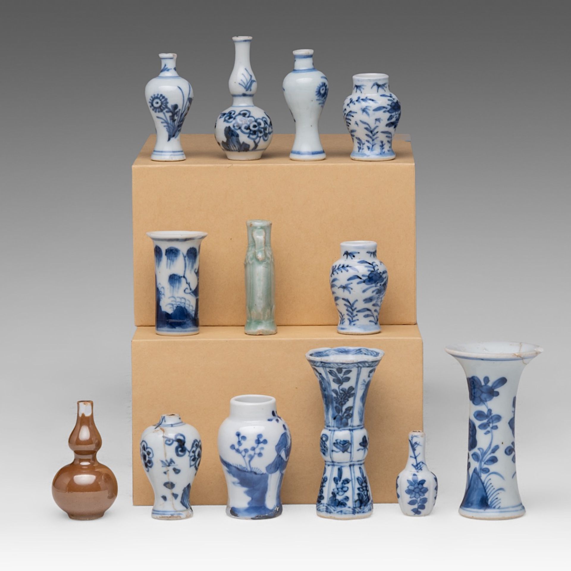 A collection of thirteen Chinese miniature vases and bottles, mainly blue and white and of Kangxi pe - Bild 4 aus 10