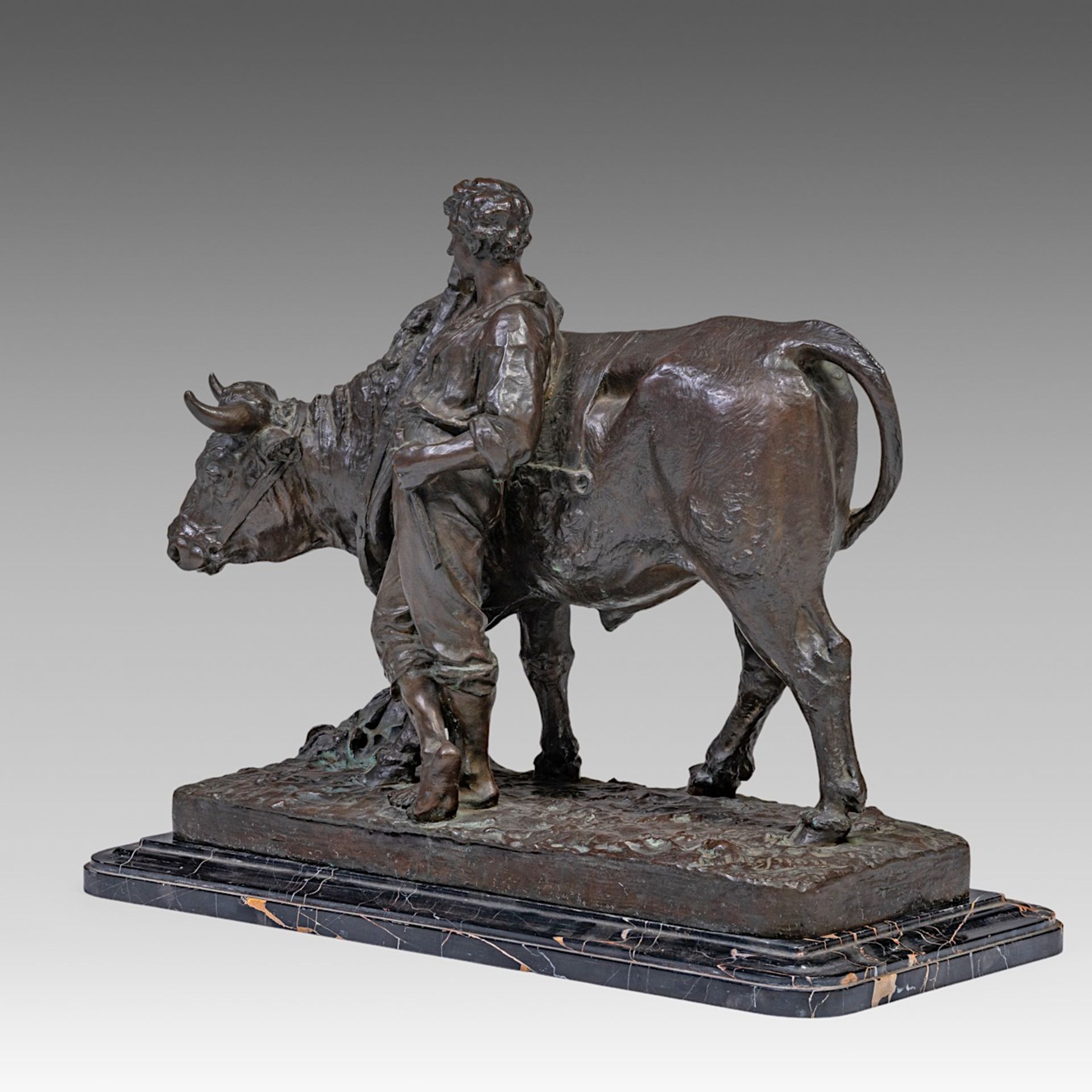 Leon Mignon (1847-1898), farmer resting with his ox, patinated bronze on a marble base, H 51 - 55 - - Image 2 of 10