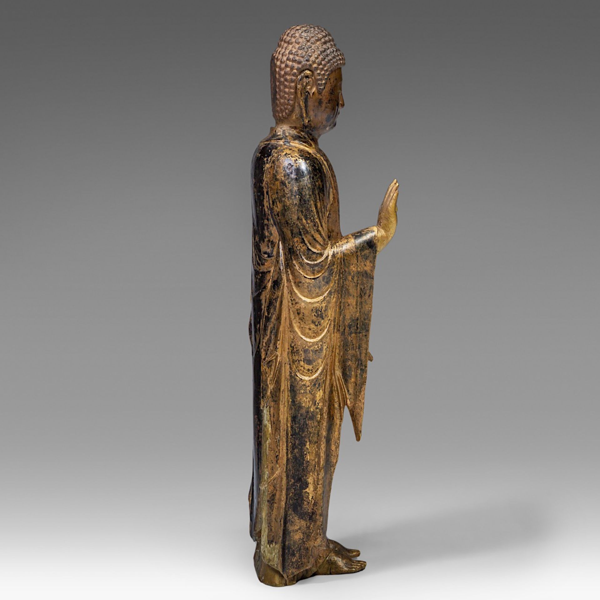 An imposing Japanese gilt lacquered standing Buddha Shakyamuni, Meiji period, H 101 cm - Bild 5 aus 8