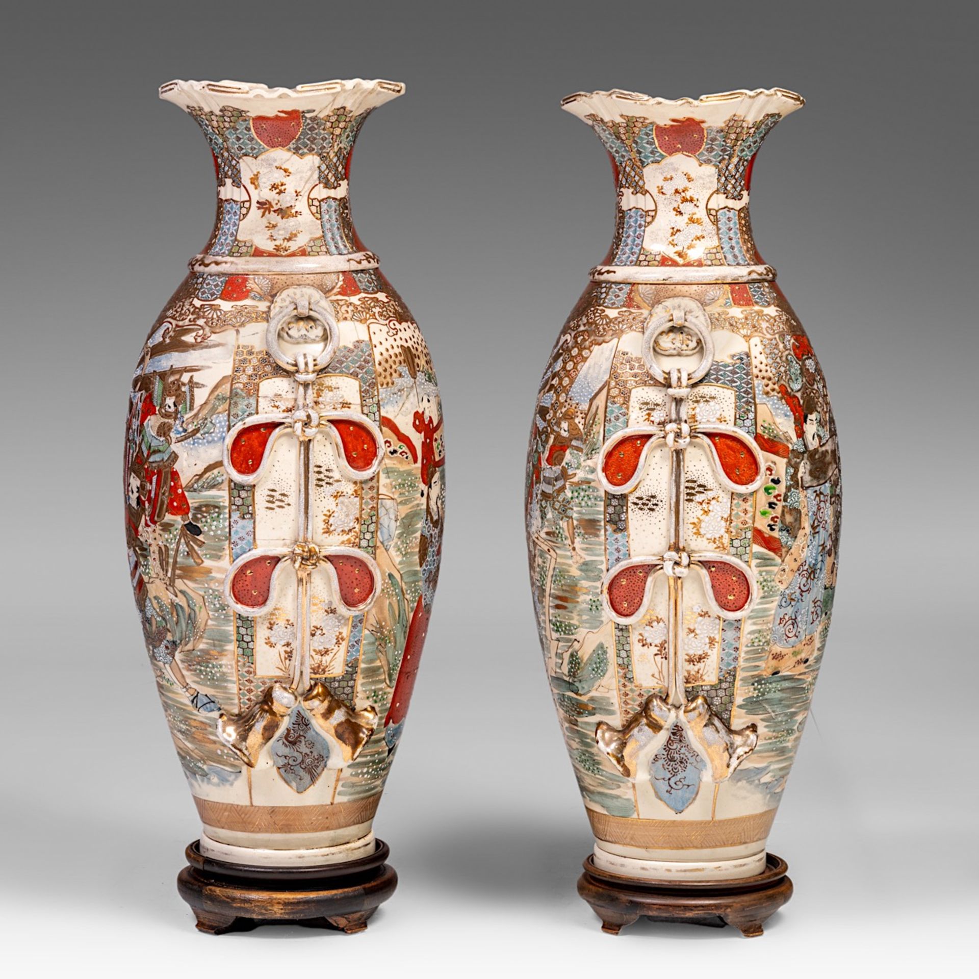 A pair of Japanese Satsuma vases standing on hardwood bases, 20thC, H 79 cm (without base) - Bild 2 aus 6