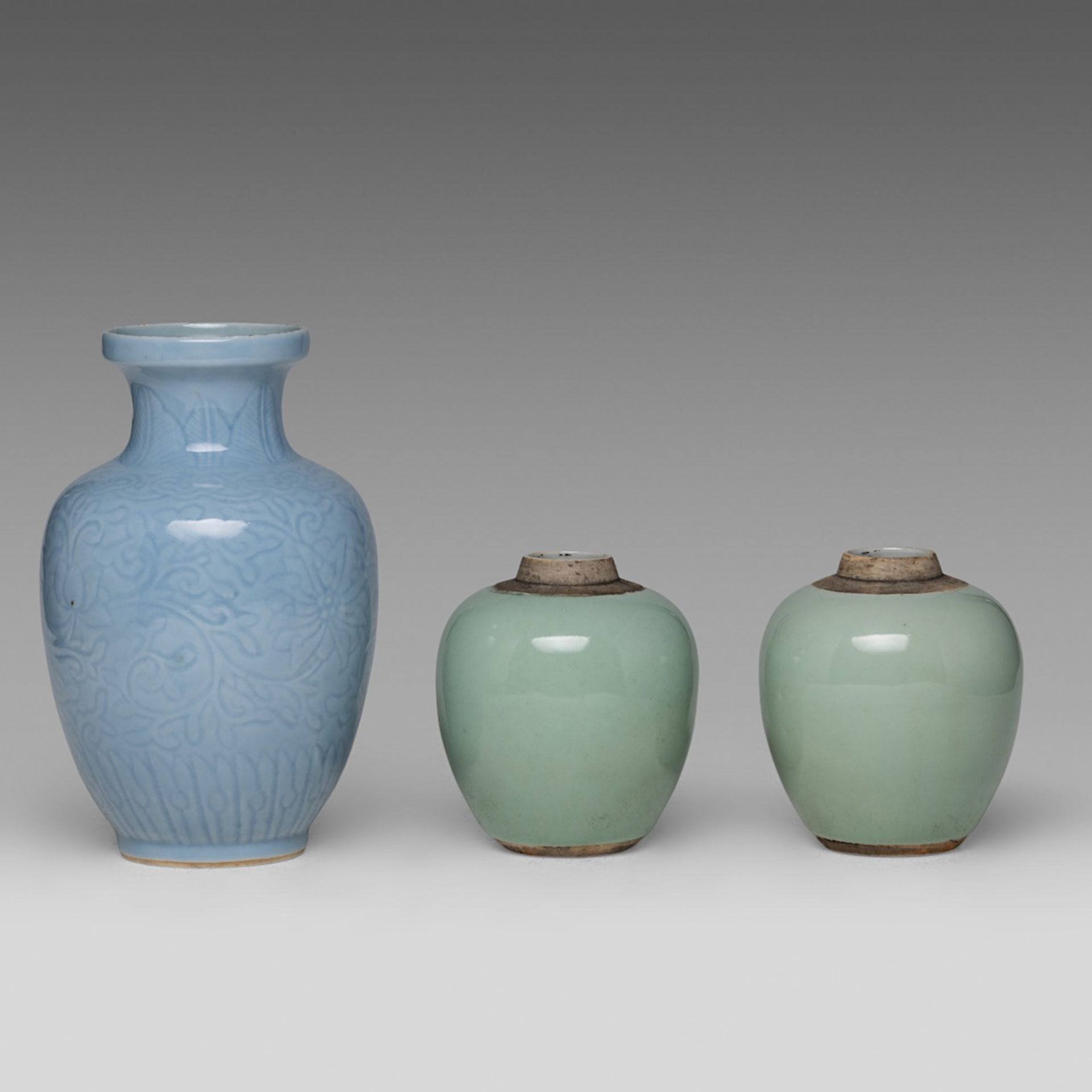 A small collection of six Chinese porcelain ware, Kangxi and late Qing, tallest H 23 cm (6) - Bild 4 aus 19