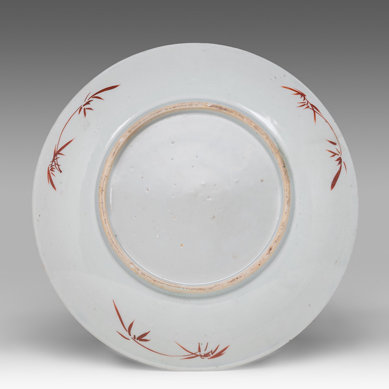 A Chinese coral-red ground famille rose 'Scroll Painting' dish, Qianlong period dia 22,5 cm - a seri - Image 3 of 9