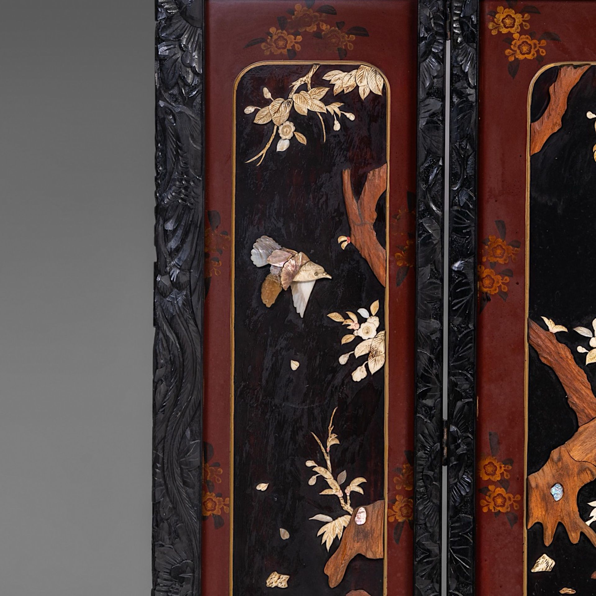 A Japanese Shibayama three-fold chamber screen, Taisho period (1912-1926), Total H 181 cm - W 160 cm - Bild 4 aus 11
