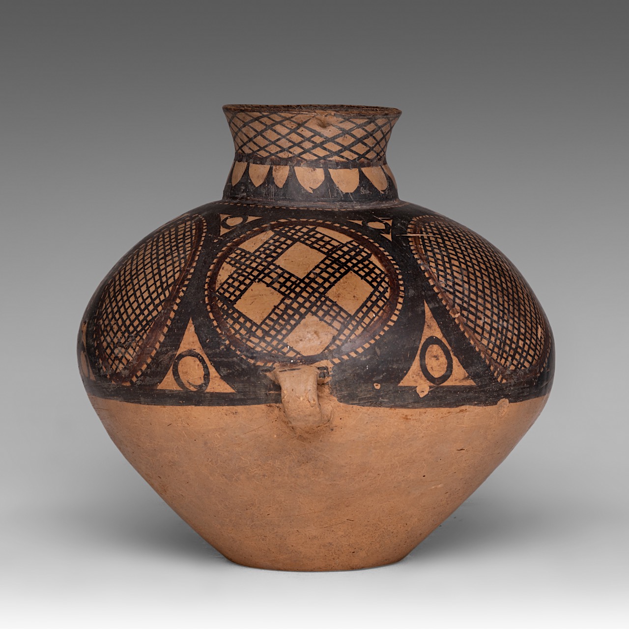 A Chinese Neolithic Yangshao/Majiayao culture painted pottery jar, Banshan-type, H 27 cm - Image 2 of 7