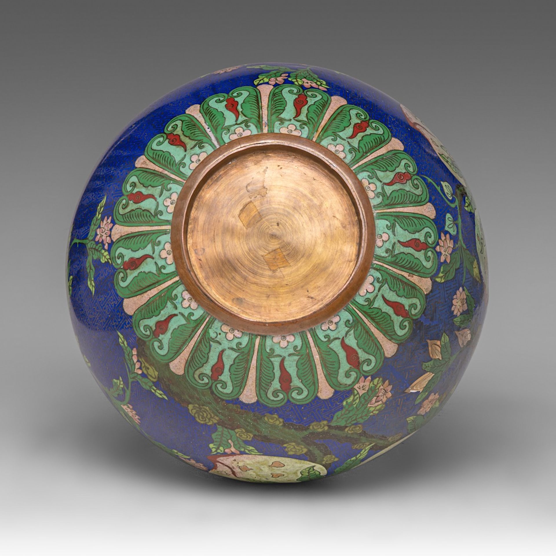 A Chinese cloisonne enamelled 'Nine Peaches' bottle vase, Republic period, H 47,5 cm - Bild 6 aus 6