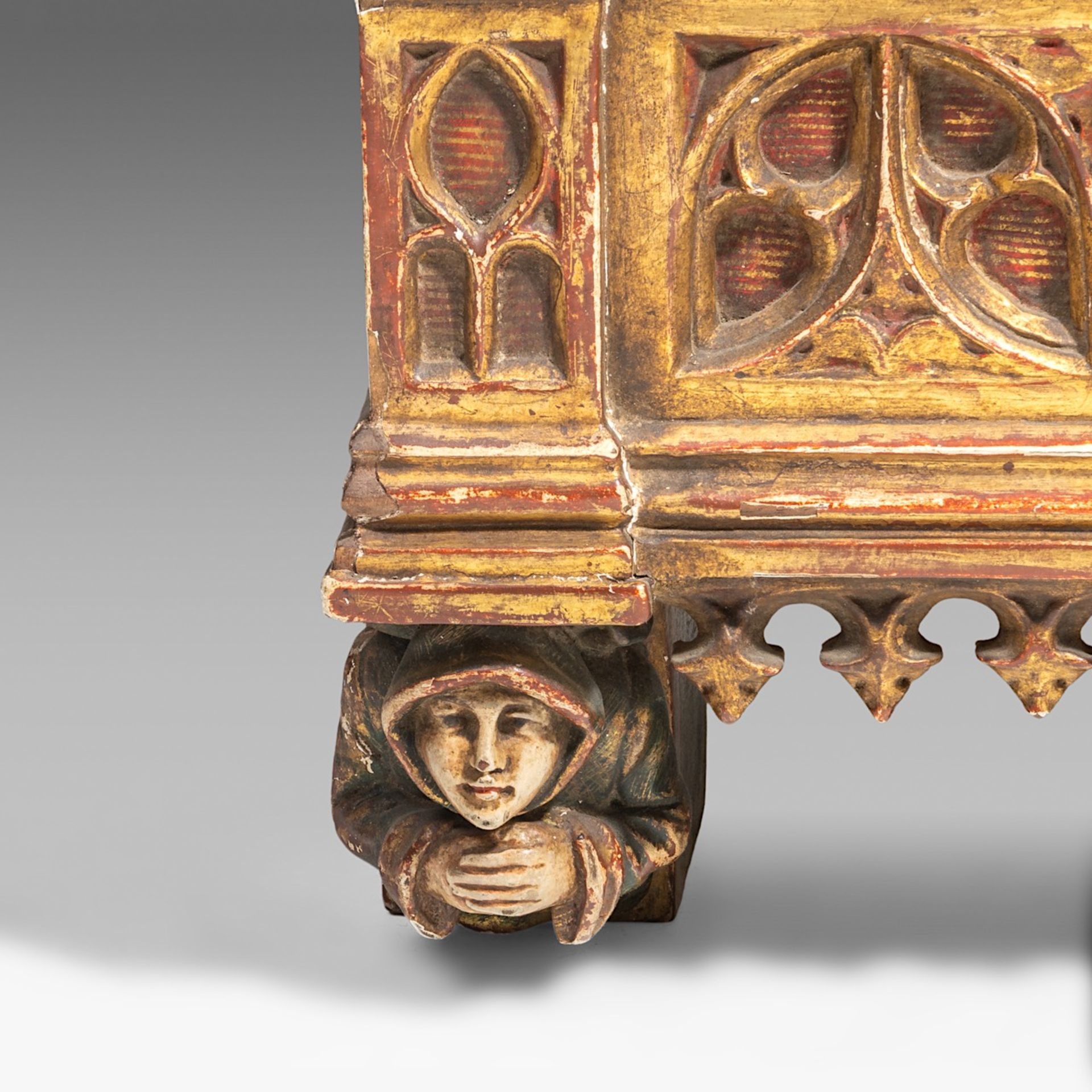 A finely sculpted polychrome and gilt wooden Gothic Revival shrine with a medieval court scene, H 80 - Bild 8 aus 8