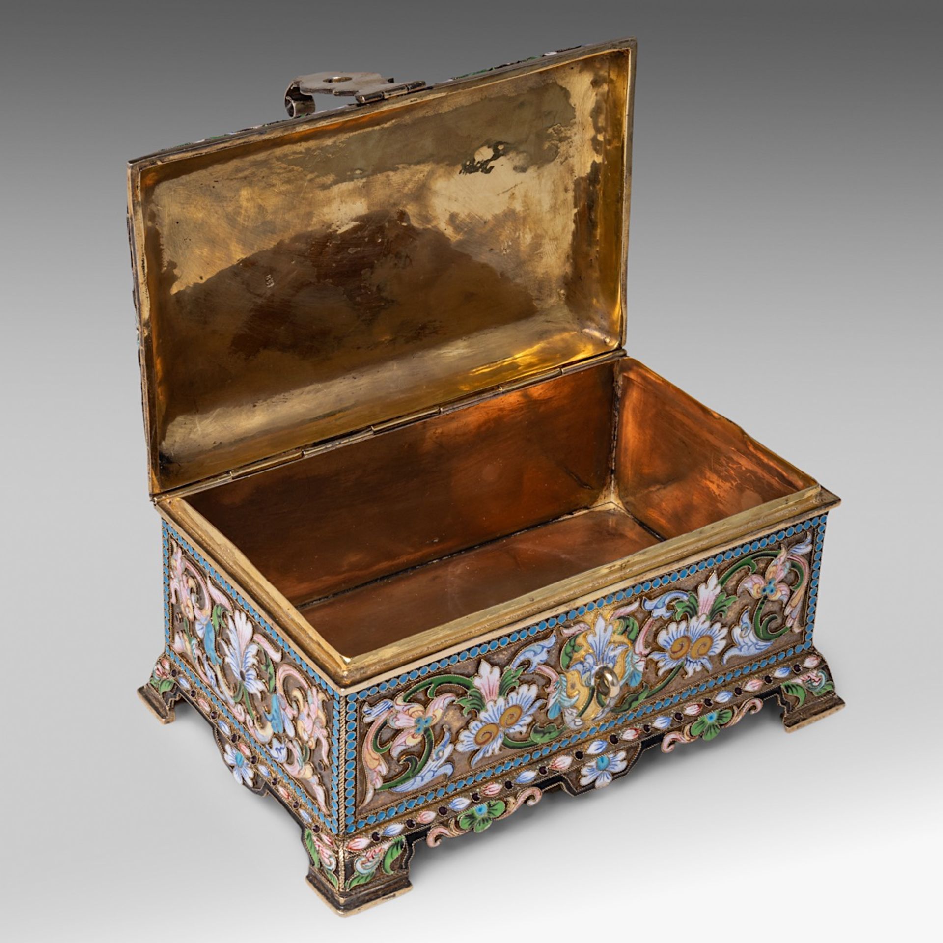 A Russian silver and enamel floral decorated jewellery box, hallmarked 84 Zolotniki, H 8 - 15 - 10 c - Image 9 of 9