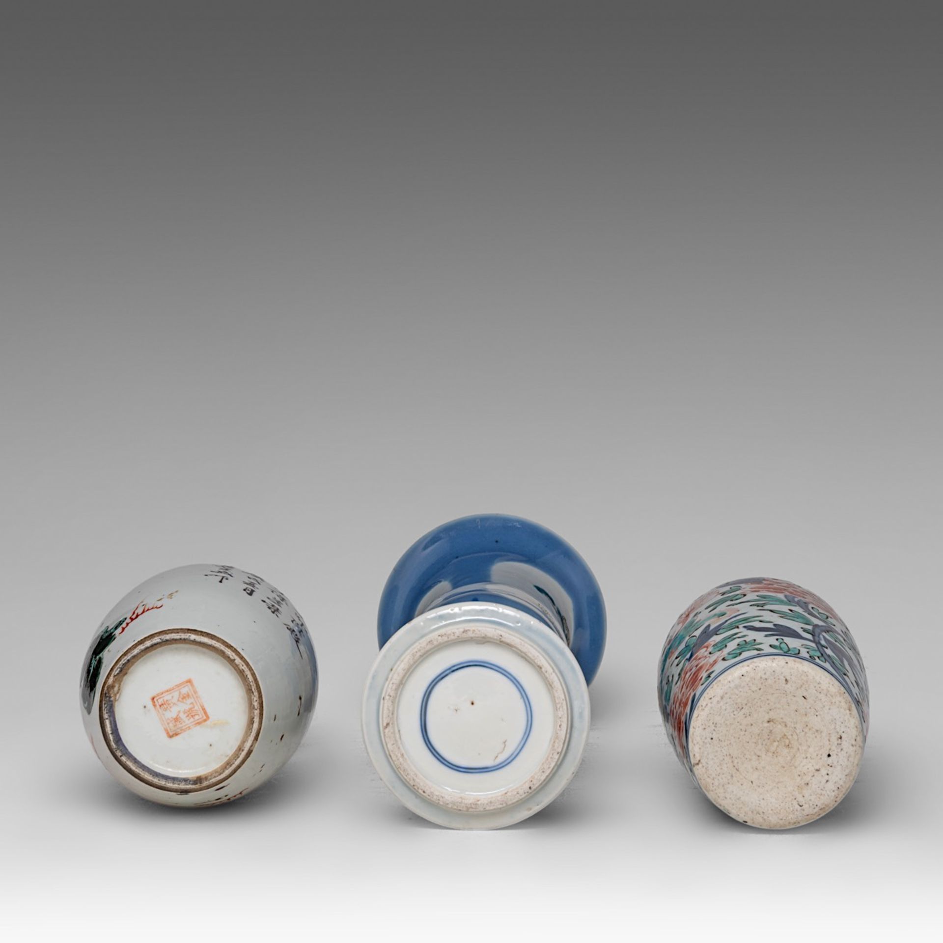 A collection of seven Chinese polychrome porcelain ware, 17thC, 19thC and 20thC, tallest H 30,4 cm ( - Image 7 of 17