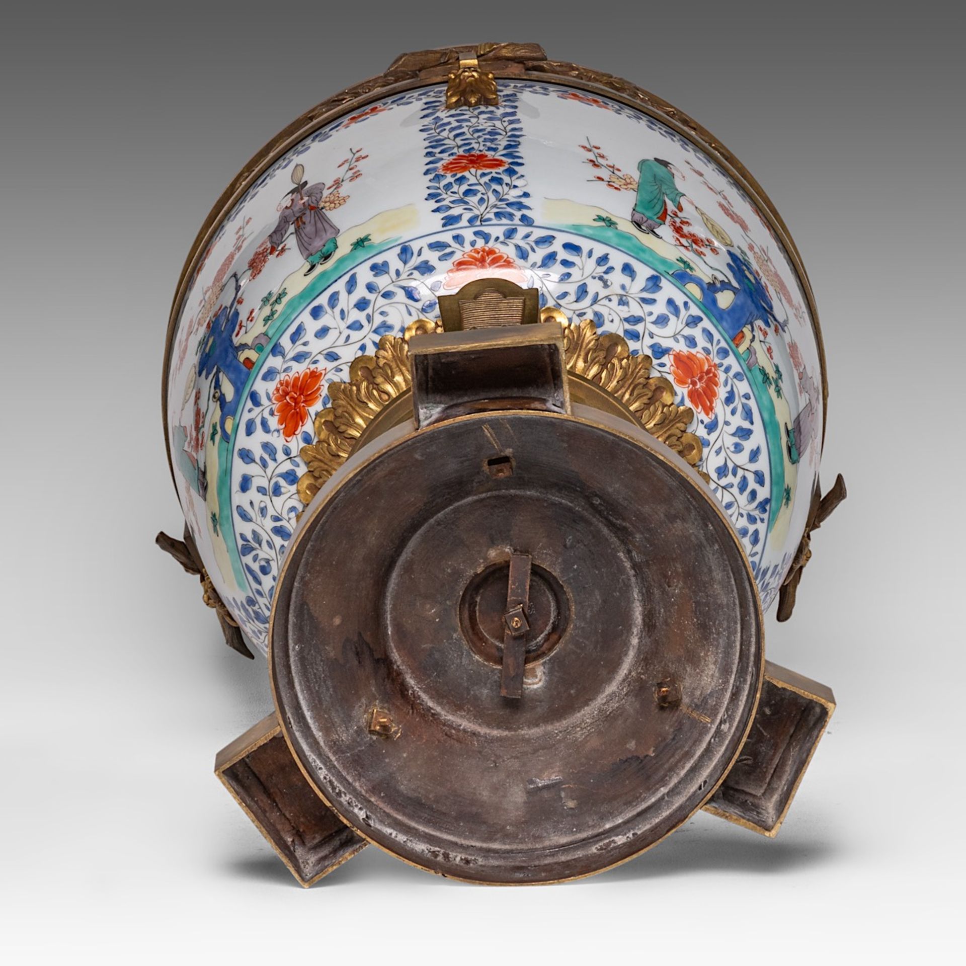 A Kakiemon-style tureen and cover, impressively mounted, late 18thC, total H 66 cm - Bild 7 aus 9