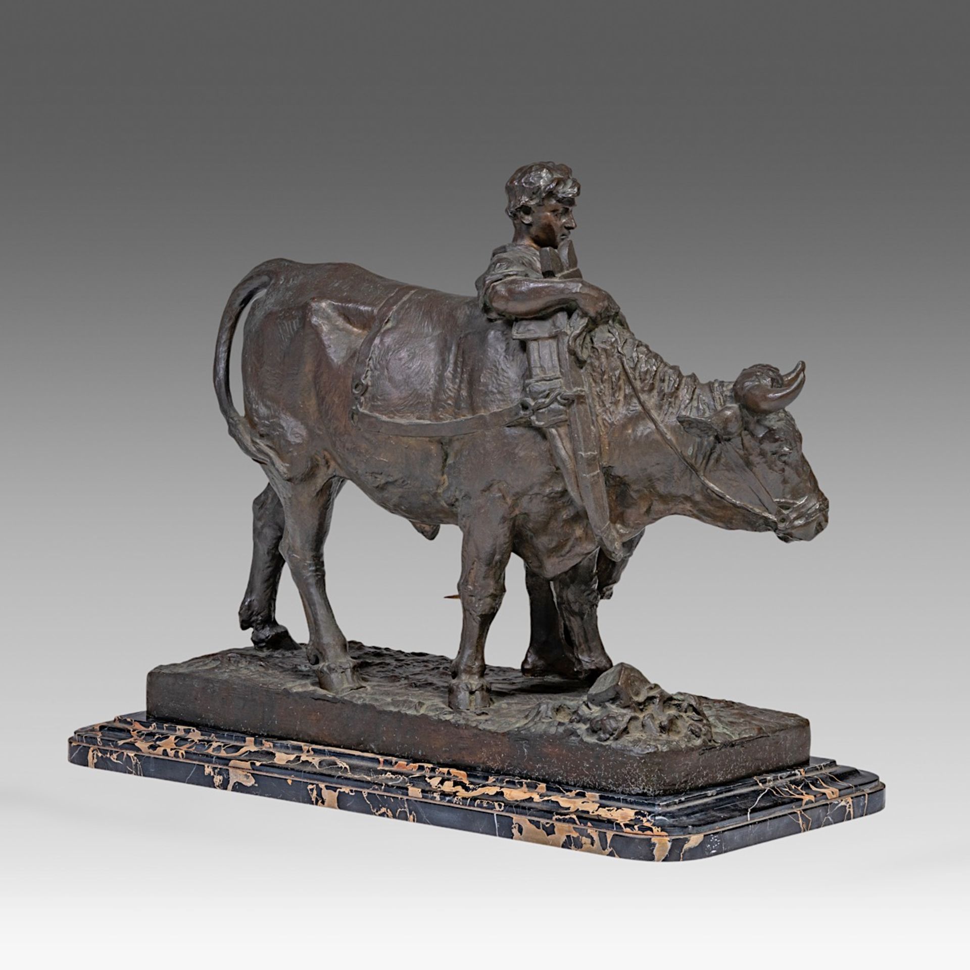 Leon Mignon (1847-1898), farmer resting with his ox, patinated bronze on a marble base, H 51 - 55 - - Bild 6 aus 10