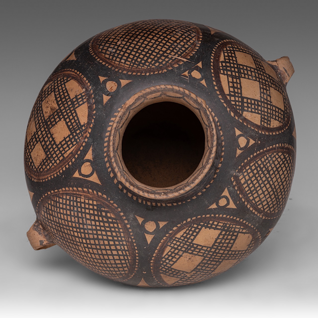 A Chinese Neolithic Yangshao/Majiayao culture painted pottery jar, Banshan-type, H 27 cm - Image 5 of 7