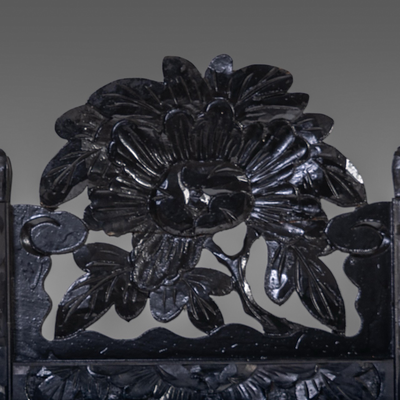 A Japanese Shibayama three-fold chamber screen, Taisho period (1912-1926), Total H 181 cm - W 160 cm - Image 7 of 11