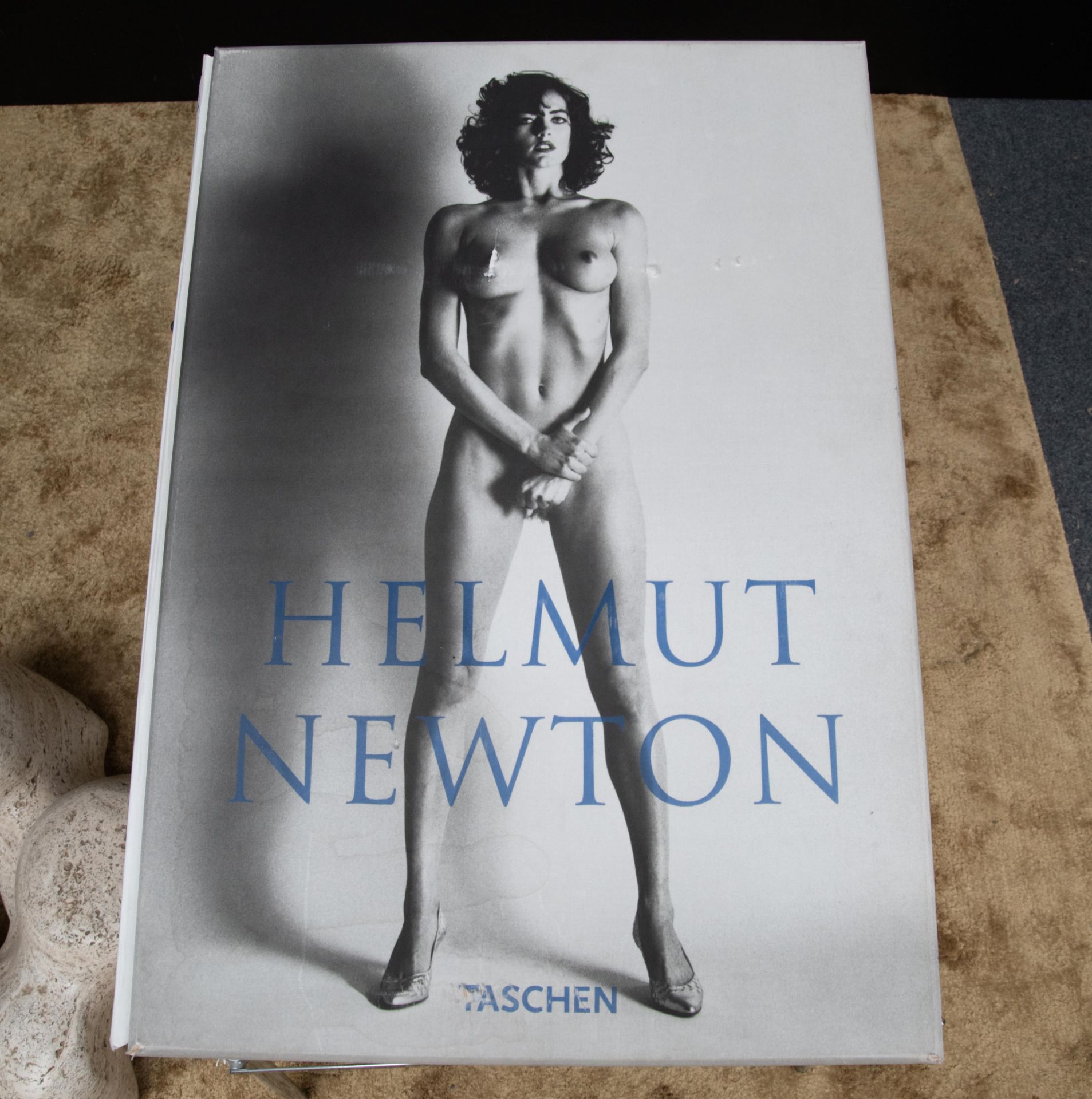 A Helmut Newton 'Sumo' book on stand, Taschen, 1999, signed and numbered - Bild 6 aus 6
