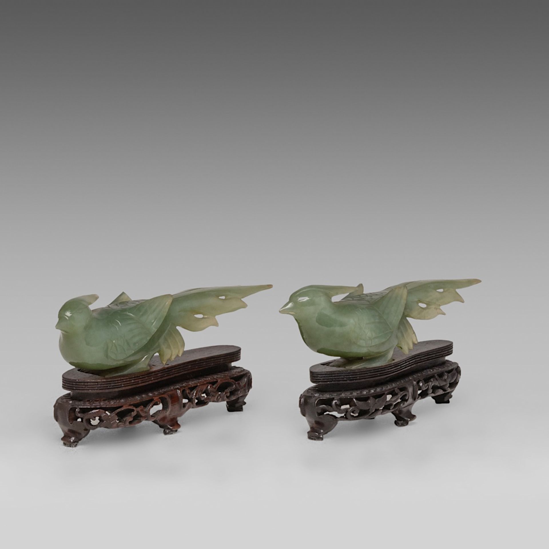 A collection of eleven Chinese mineral carvings and a pair of porcelain dishes, incl. two carnelian - Bild 15 aus 17