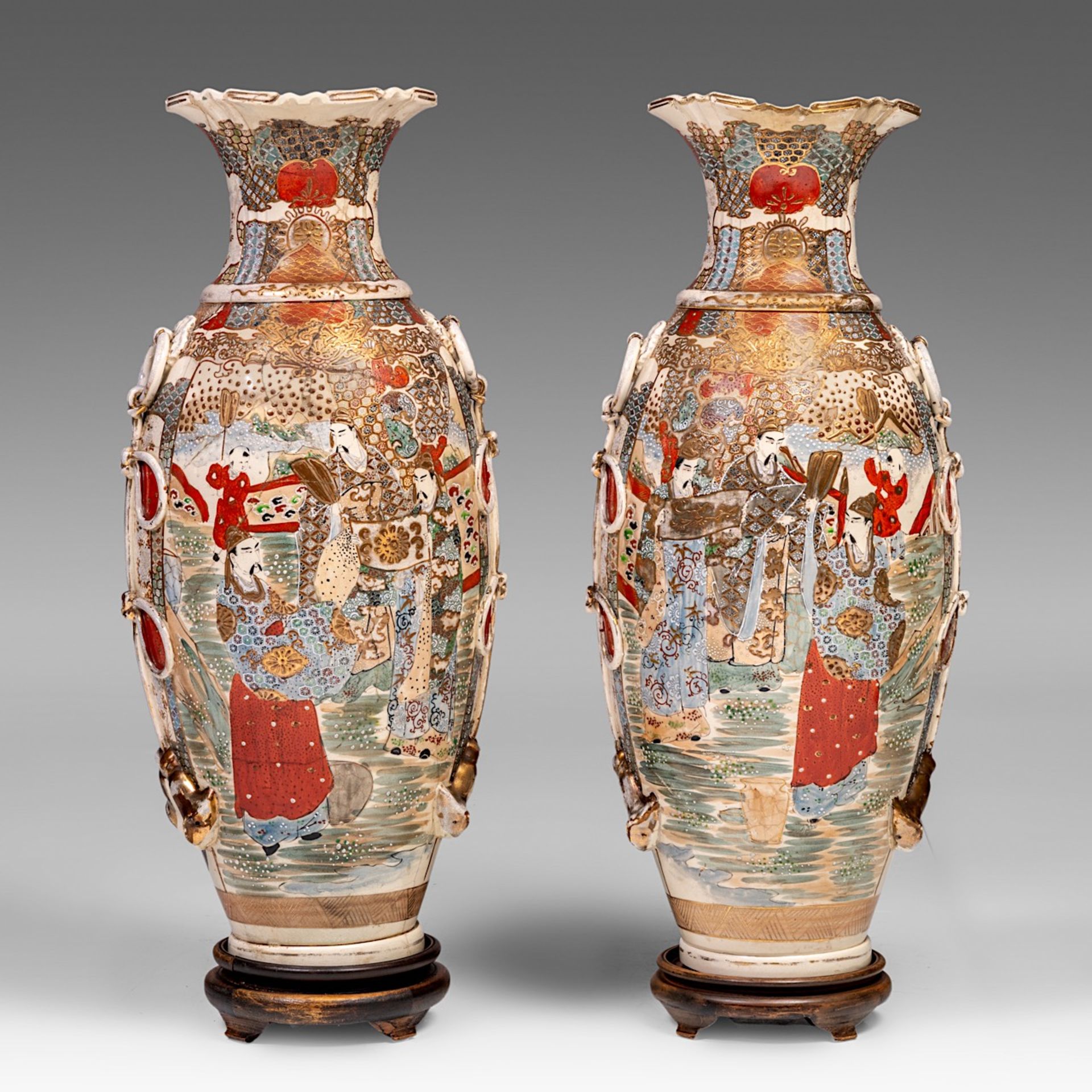 A pair of Japanese Satsuma vases standing on hardwood bases, 20thC, H 79 cm (without base) - Bild 3 aus 6