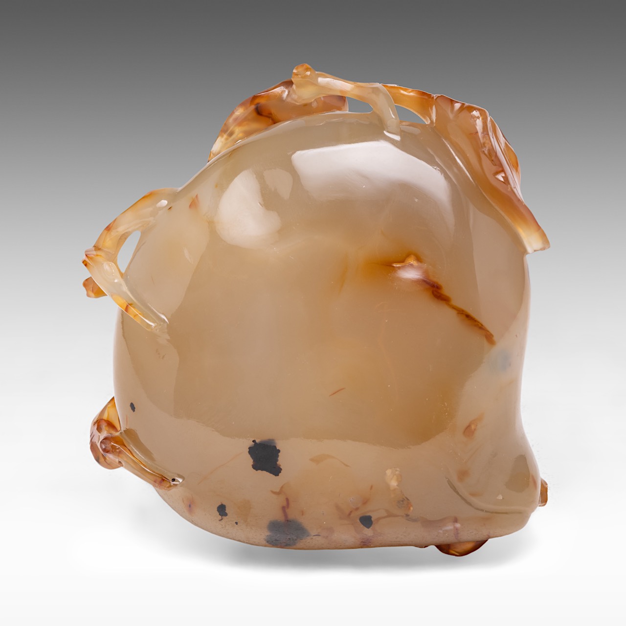A Chinese carnelian 'Peach' brush washer, late Qing/ 20thC, 11,5 x 11,5 cm - H 5 cm - Image 6 of 6