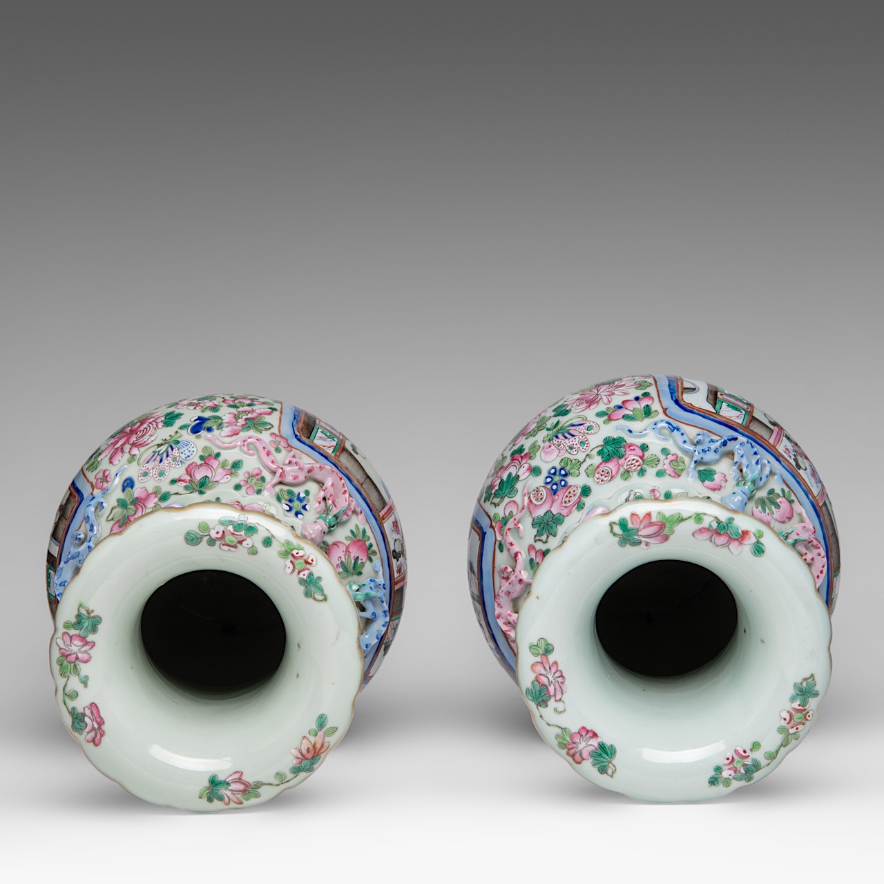 A fine pair of Chinese famille rose 'Beauties in a Chamber' vases, 19thC, H 44 cm - Image 5 of 6