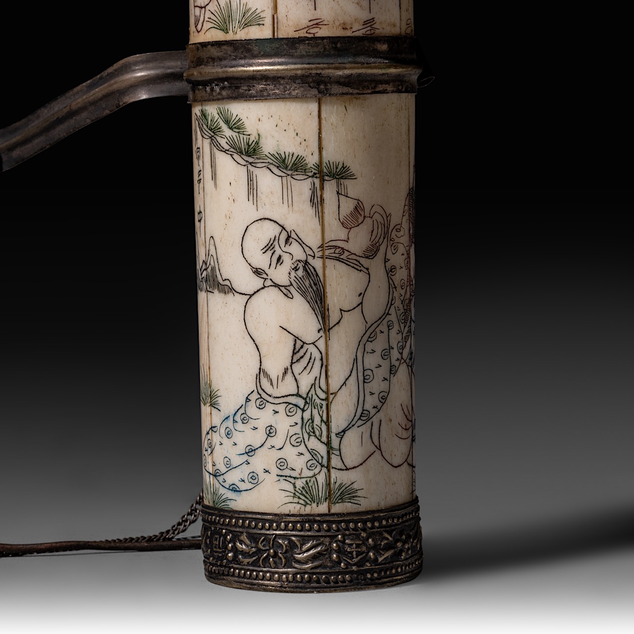 A Chinese opium pipe of engraved bone and metal, 20thC, L 30 cm - Image 21 of 22