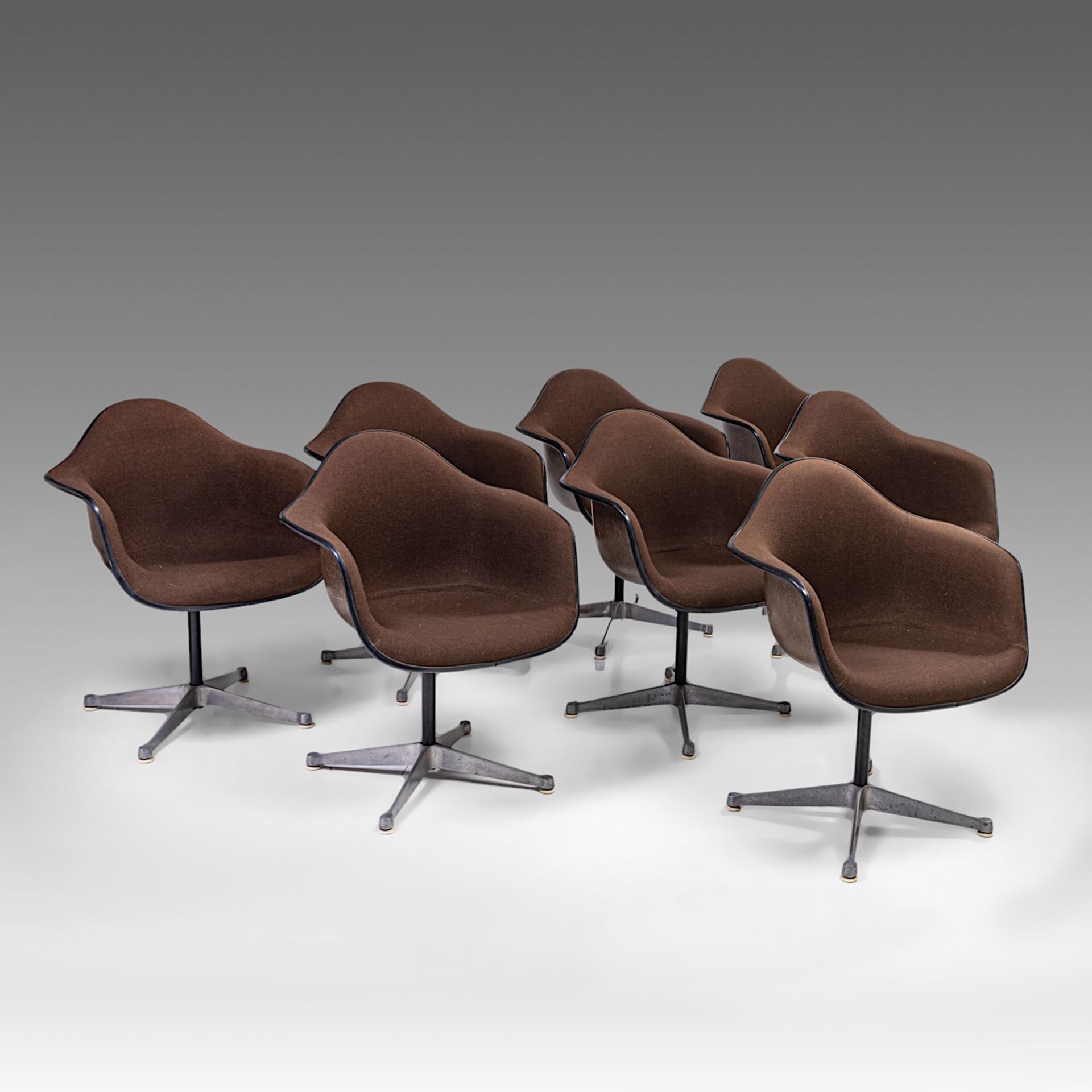 A set of 8 Charles & Ray Eames fibreglass shell chairs for Herman Miller, H 79 cm