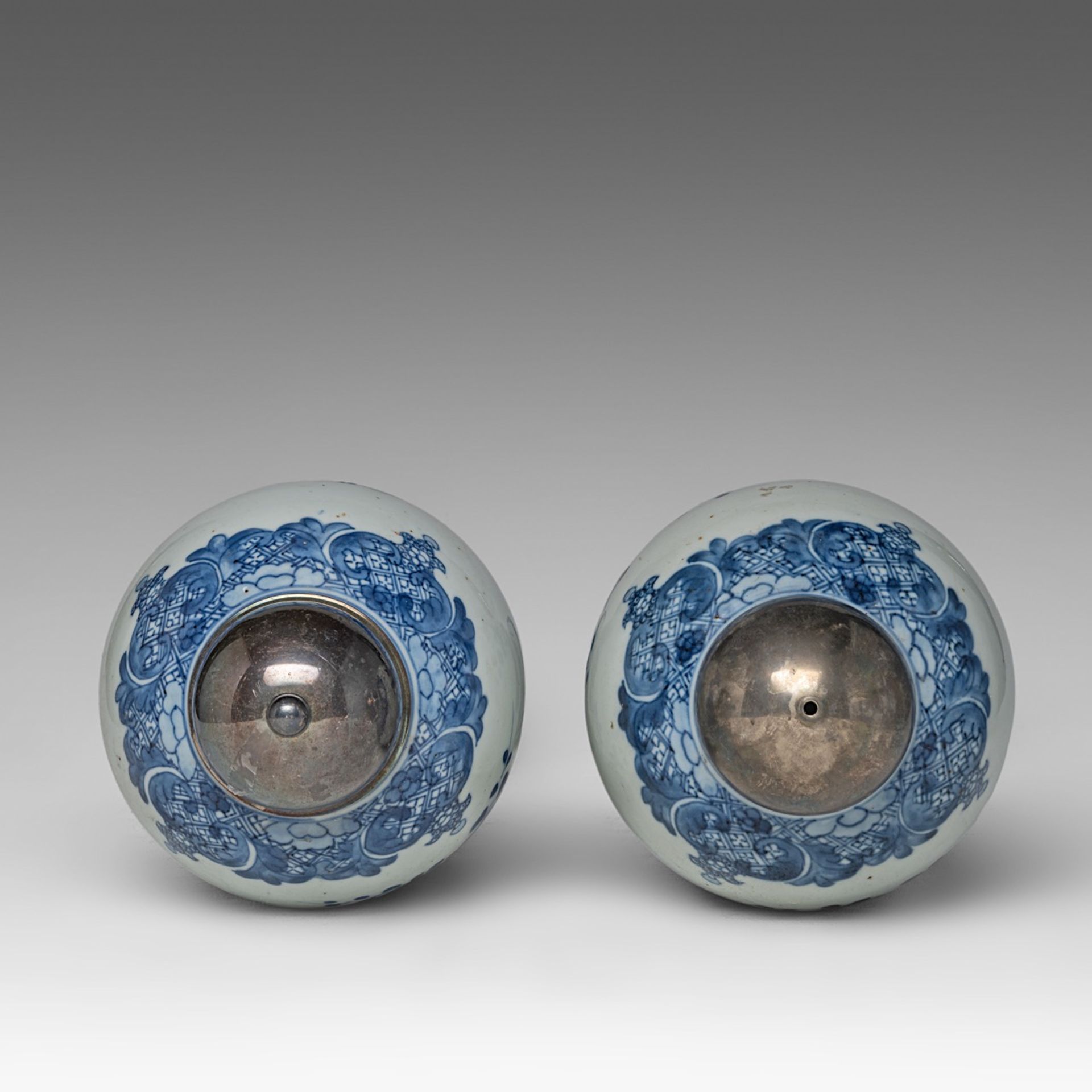 A similar pair of Chinese blue and white 'Flower Garden' baluster vases, Qianlong period, total H 36 - Bild 5 aus 6