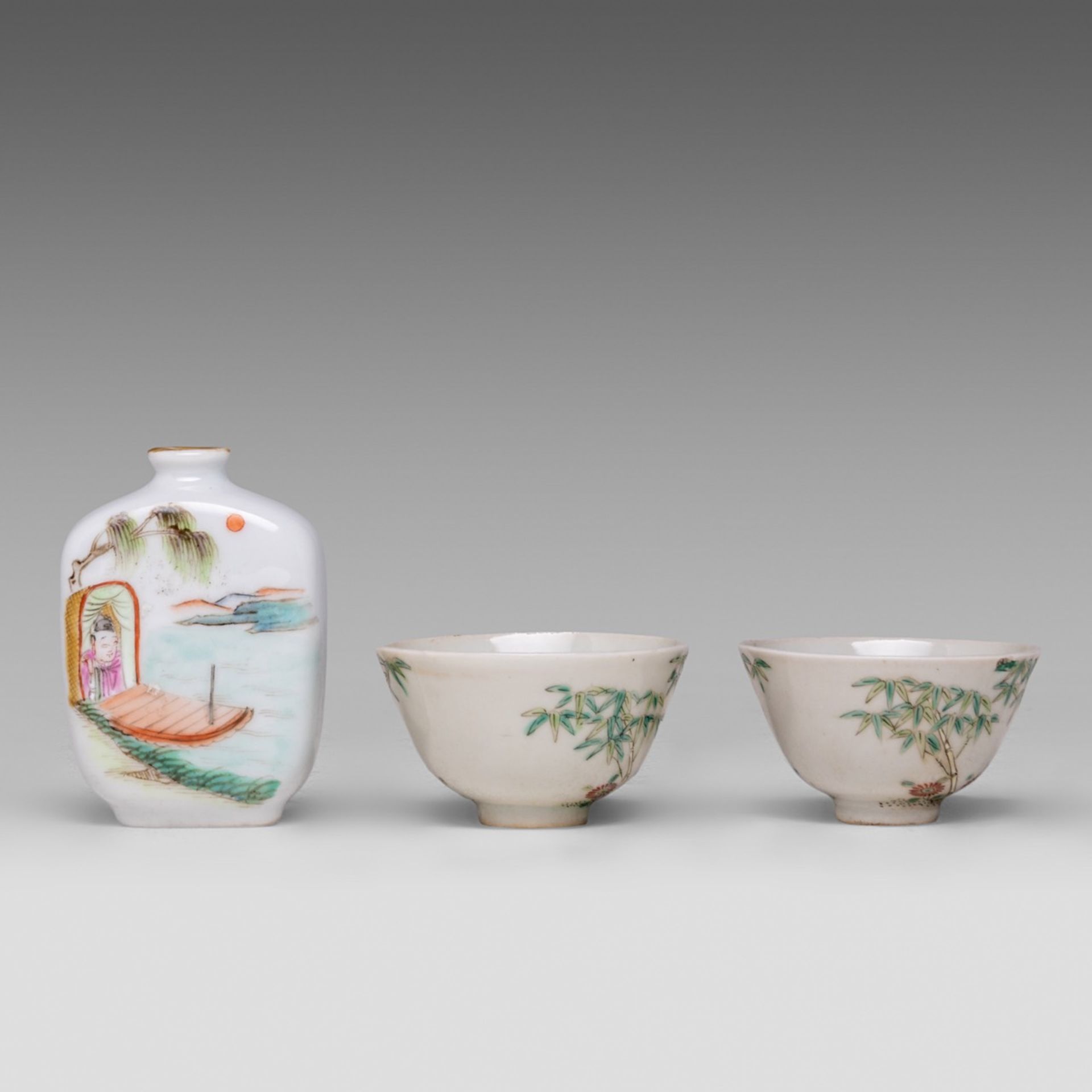 A small collection of Chinese famille rose ware, incl. a pair of fine 'Bamboo' wine cups, Daoguang m - Bild 4 aus 13