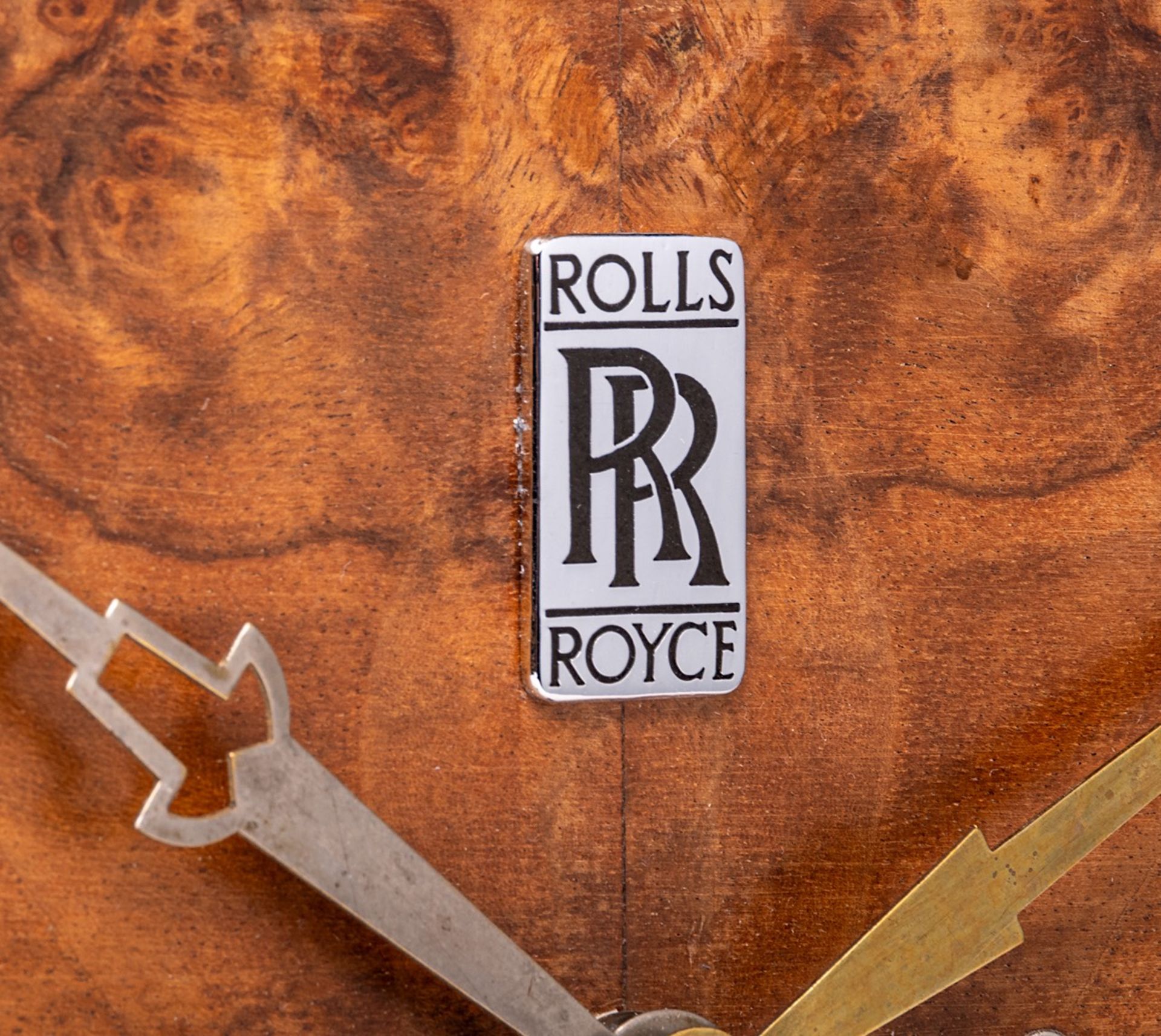 A mid-20th century Rolls-Royce burr wood electric mantle clock, H 35 - W 38 cm - Bild 3 aus 7
