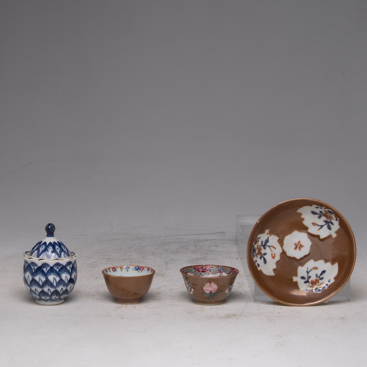 A small collection of Chinese medicine jars, late Qing and Kangxi period - and cafe-au-lait tea ware - Image 9 of 13