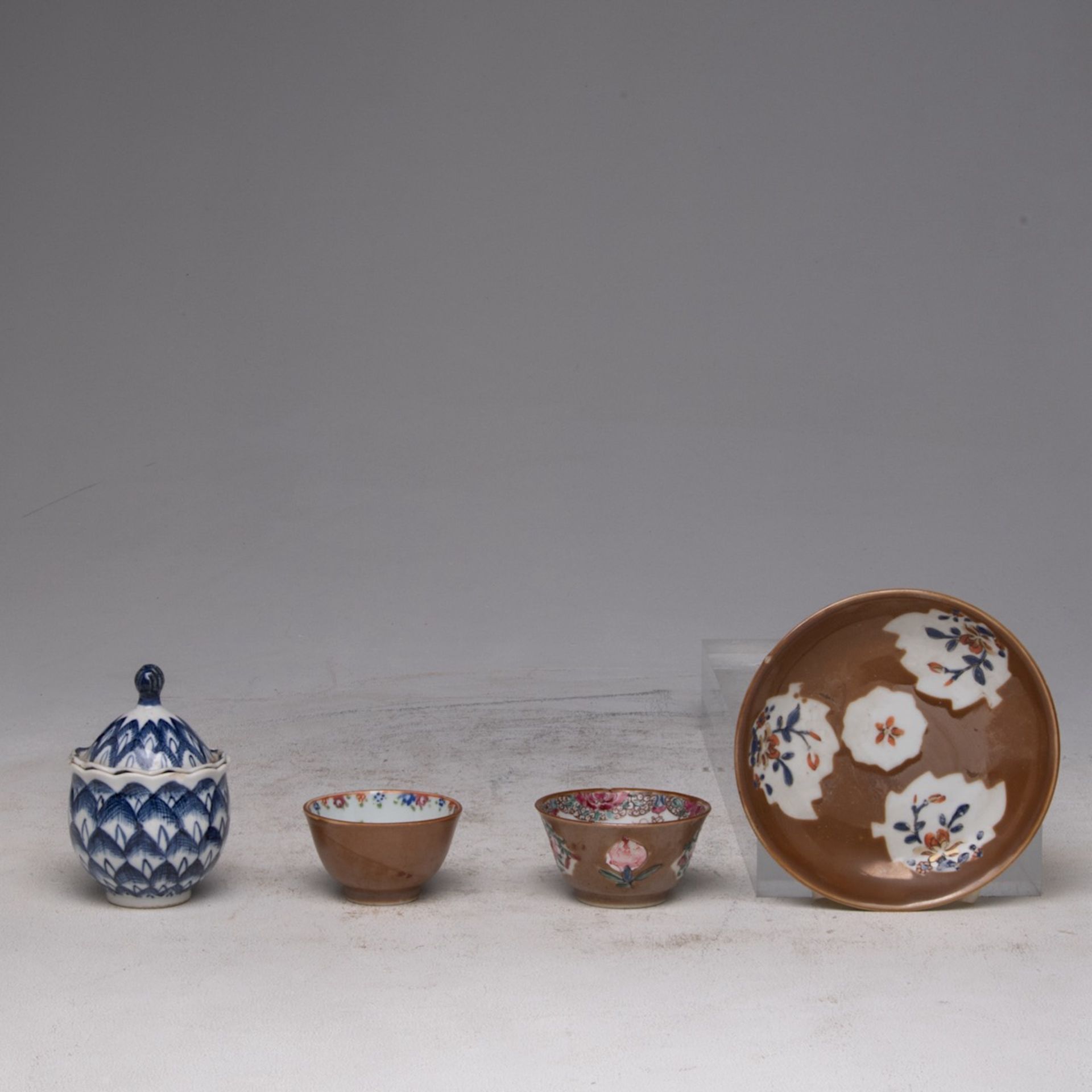 A small collection of Chinese medicine jars, late Qing and Kangxi period - and cafe-au-lait tea ware - Bild 9 aus 13