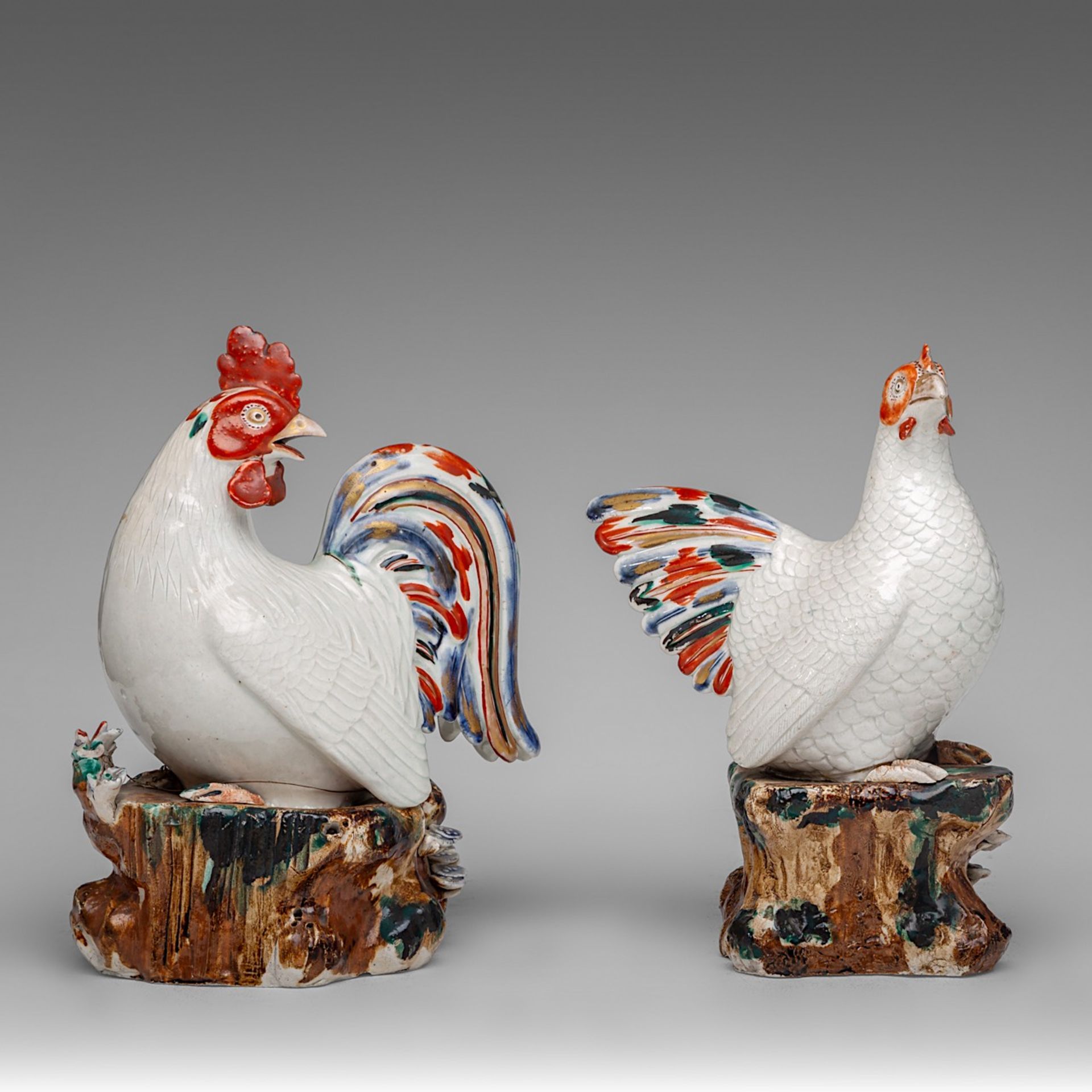 Two pairing Japanese Arita models of a Cockerel and a Hen, Edo period (late 17thC), H 25,5 - 26,4 cm - Image 2 of 7