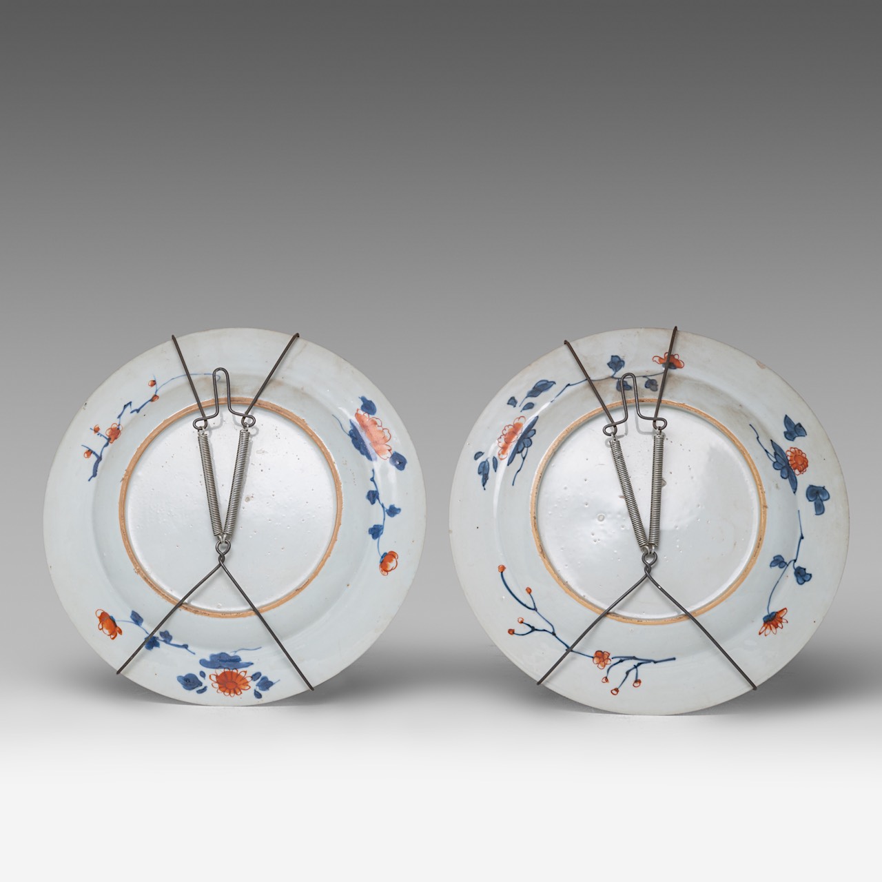 A series of six Chinese Imari 'Flower Basket' dishes, 18thC, dia 23 cm - Image 3 of 7