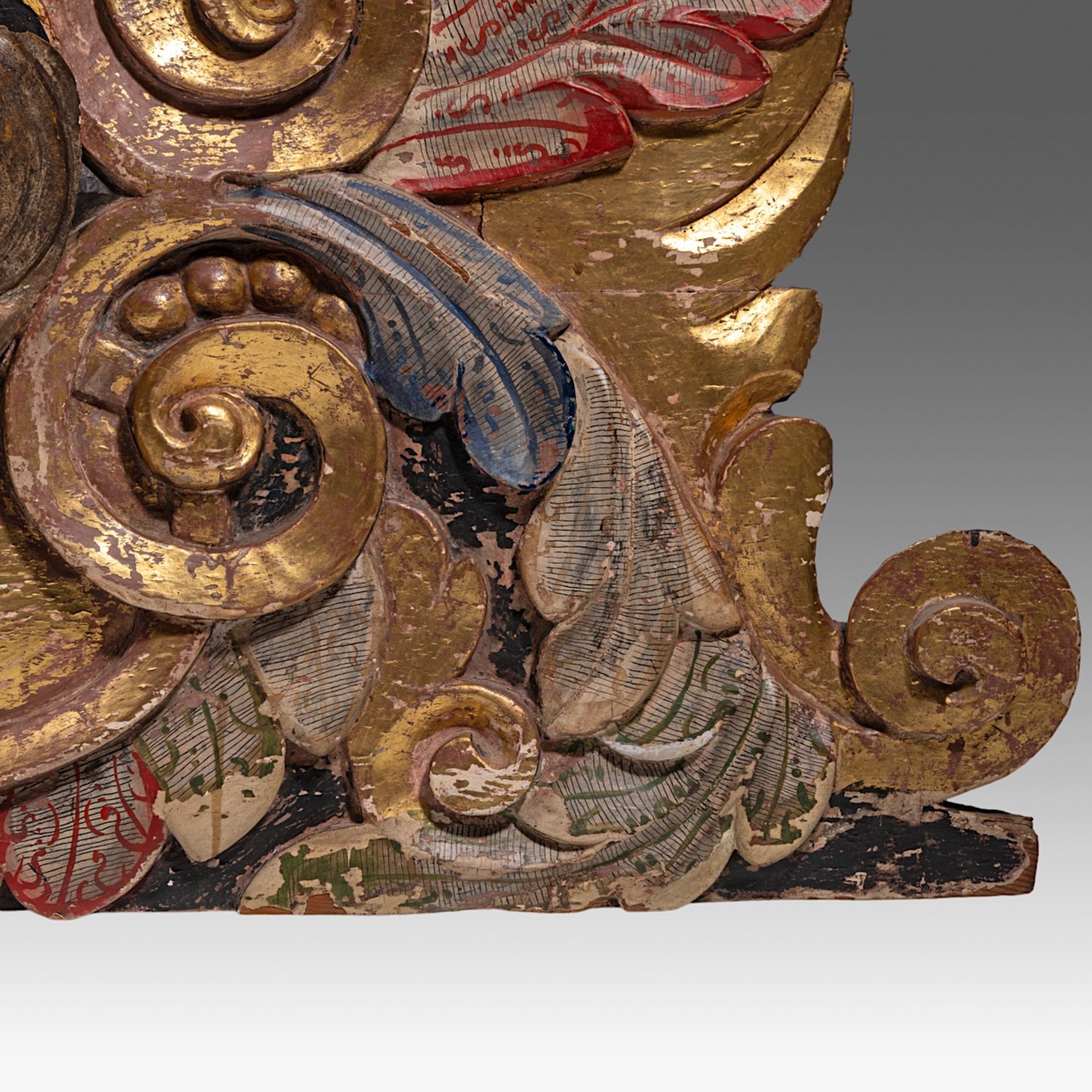 A gilt and polychrome wooden Italian Renaissance supraporta, 17thC, H 50 - W 120 cm - Image 6 of 7