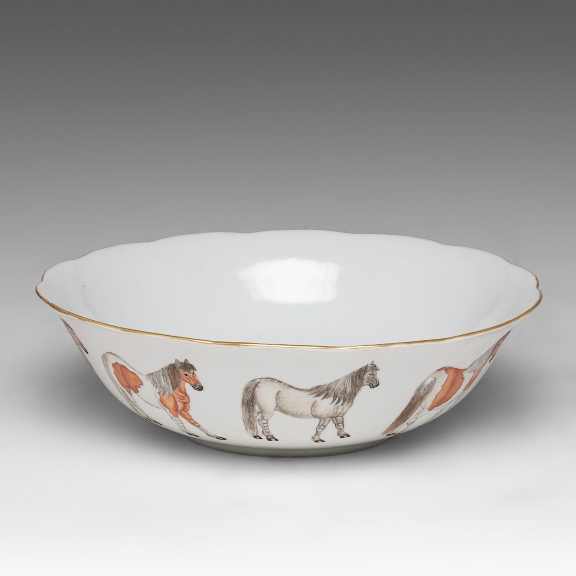 A Chinese polychrome 'Eight Horses' deep plate, Tongzhi mark and of the period, dia 25,5 cm - Bild 4 aus 7