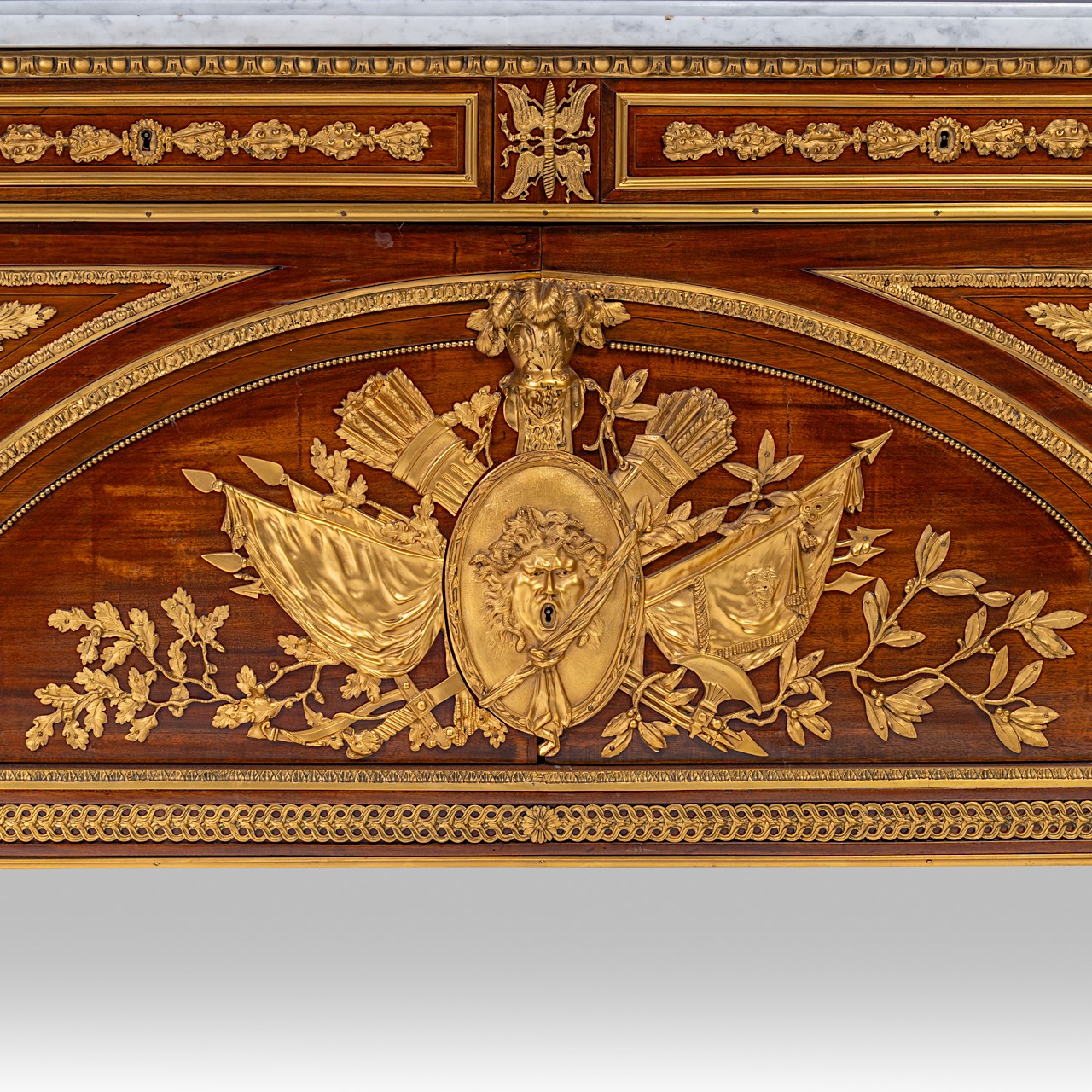 A Louis XVI style commode a vantaux after Stockel and Benneman, H 93 - W 186 - D 86,5 cm - Image 22 of 25