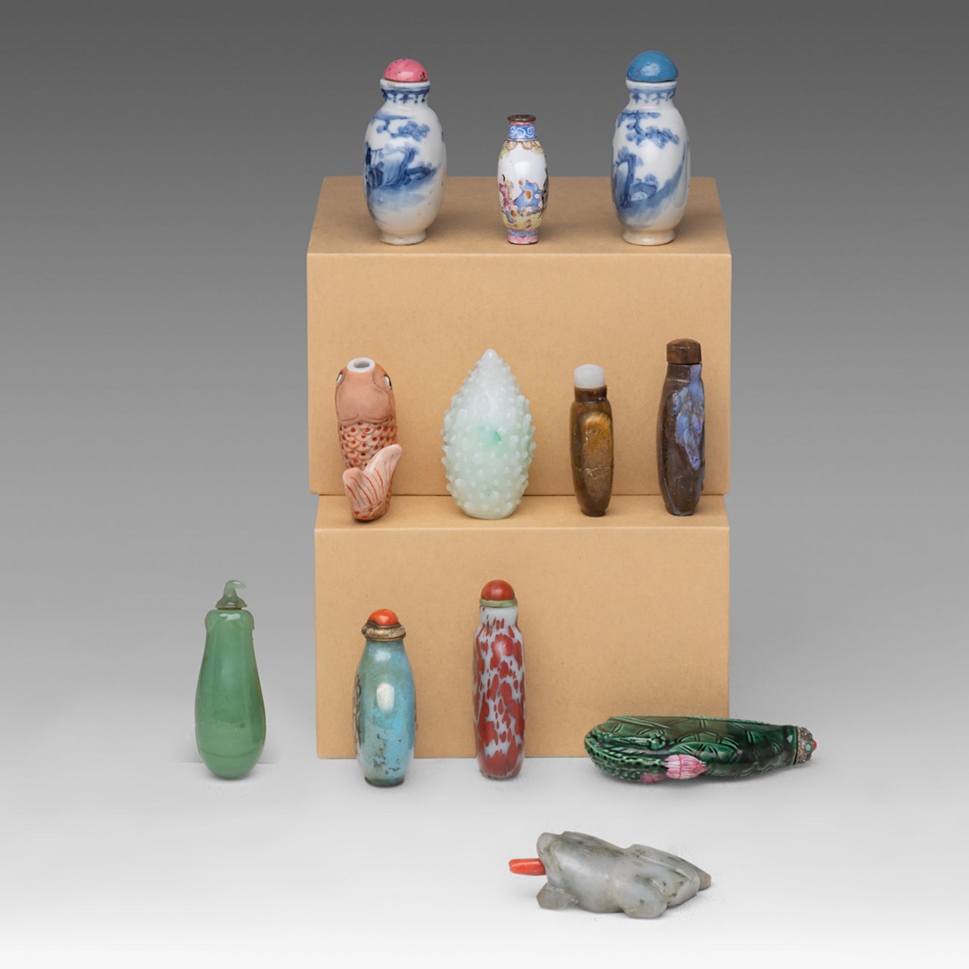 A collection of twelve Chinese snuff bottles, including an enamelled copper 'Boy and Water Buffalo' - Bild 4 aus 10