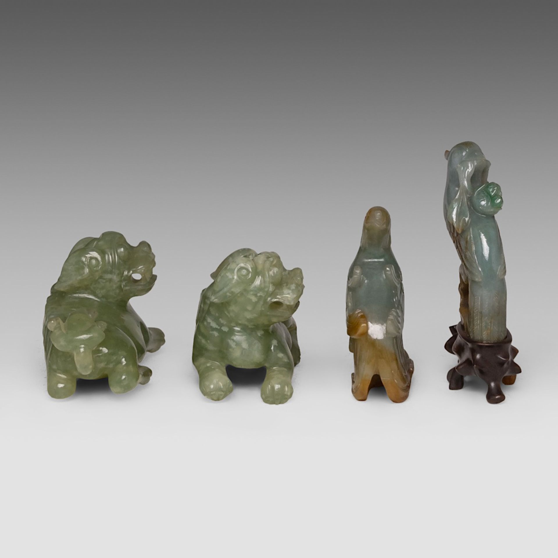 A collection of ten Chinese mineral carvings and a porcelain plate, incl. a carved mother-of-pearl s - Bild 16 aus 23