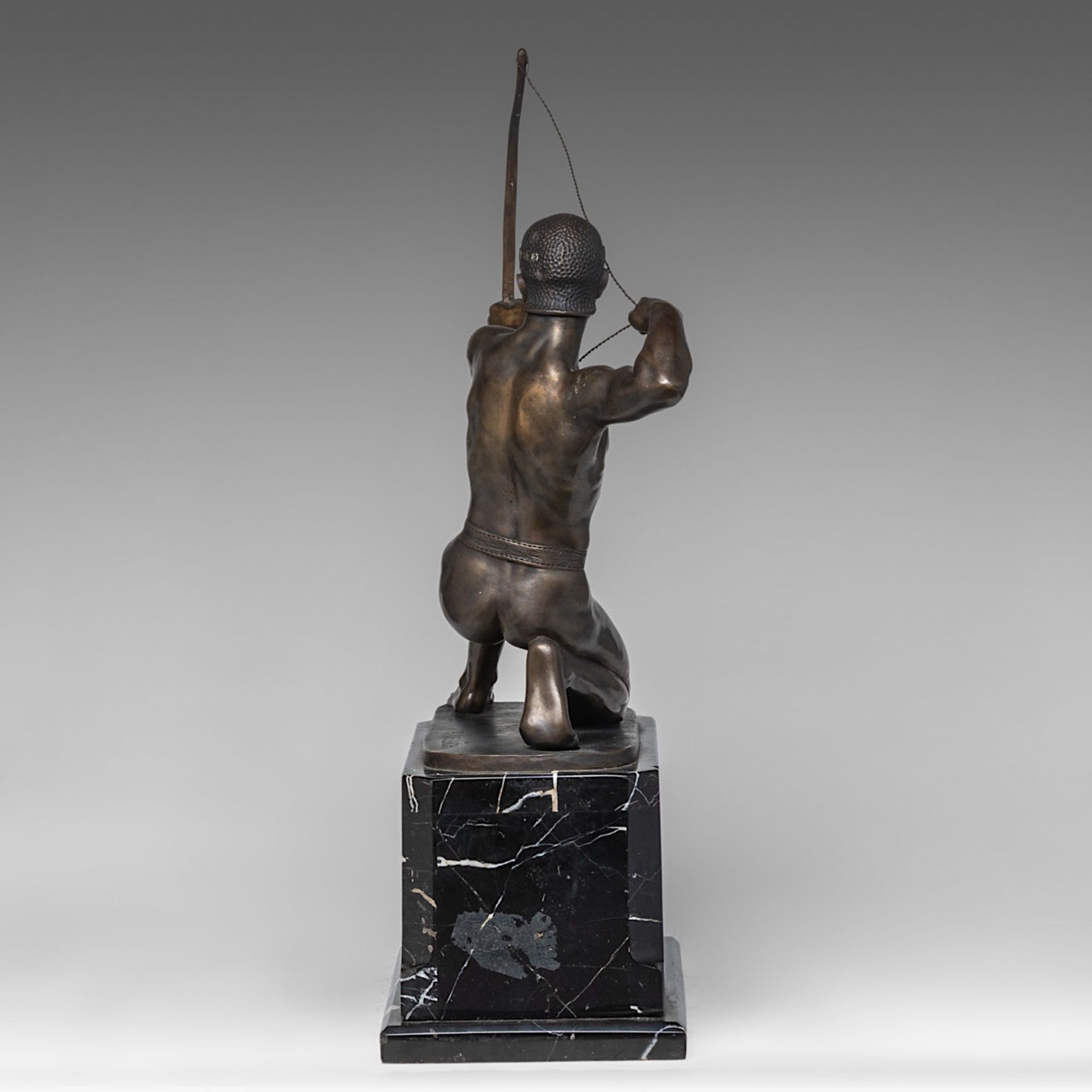 Rudolf Kaesbach (1873-1955), Spartan archer, patinated bronze Art Deco sculpture on a marble base, H - Bild 7 aus 9