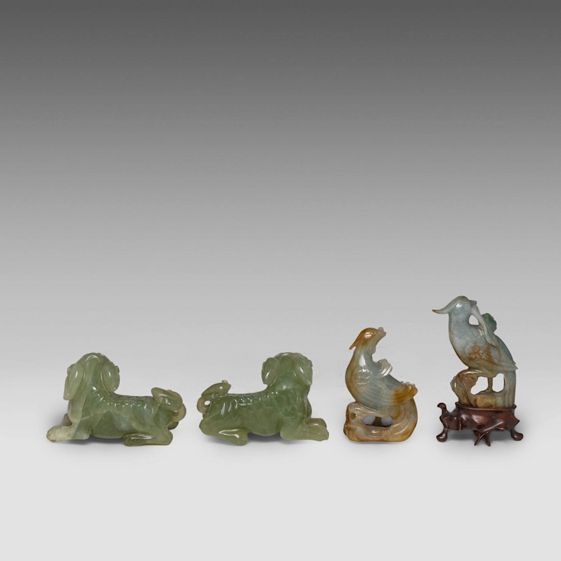 A collection of ten Chinese mineral carvings and a porcelain plate, incl. a carved mother-of-pearl s - Bild 15 aus 23