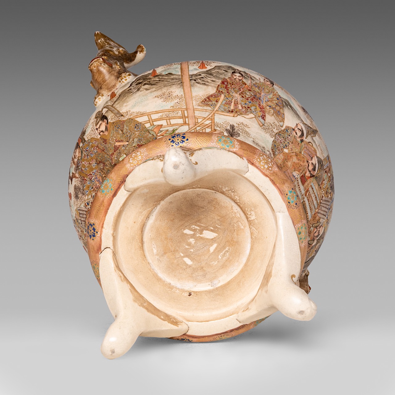 A Japanese Satsuma censer with court scenes and a lion on top of the lid, late Meiji period (1868-19 - Image 6 of 8