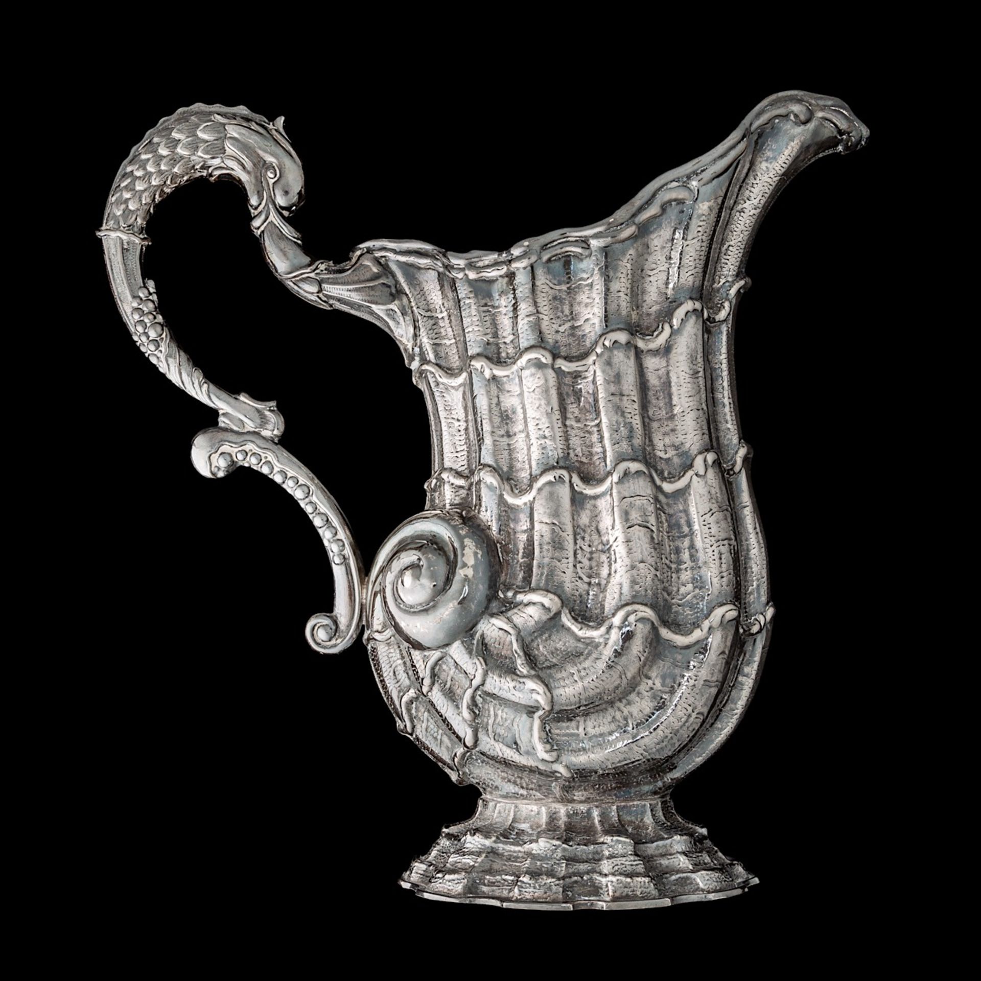 Two (19thC)- 20th-century silver turbo shell-shaped ewers, indecipherably hallmarked, H 25,5 - 26 cm - Bild 8 aus 13