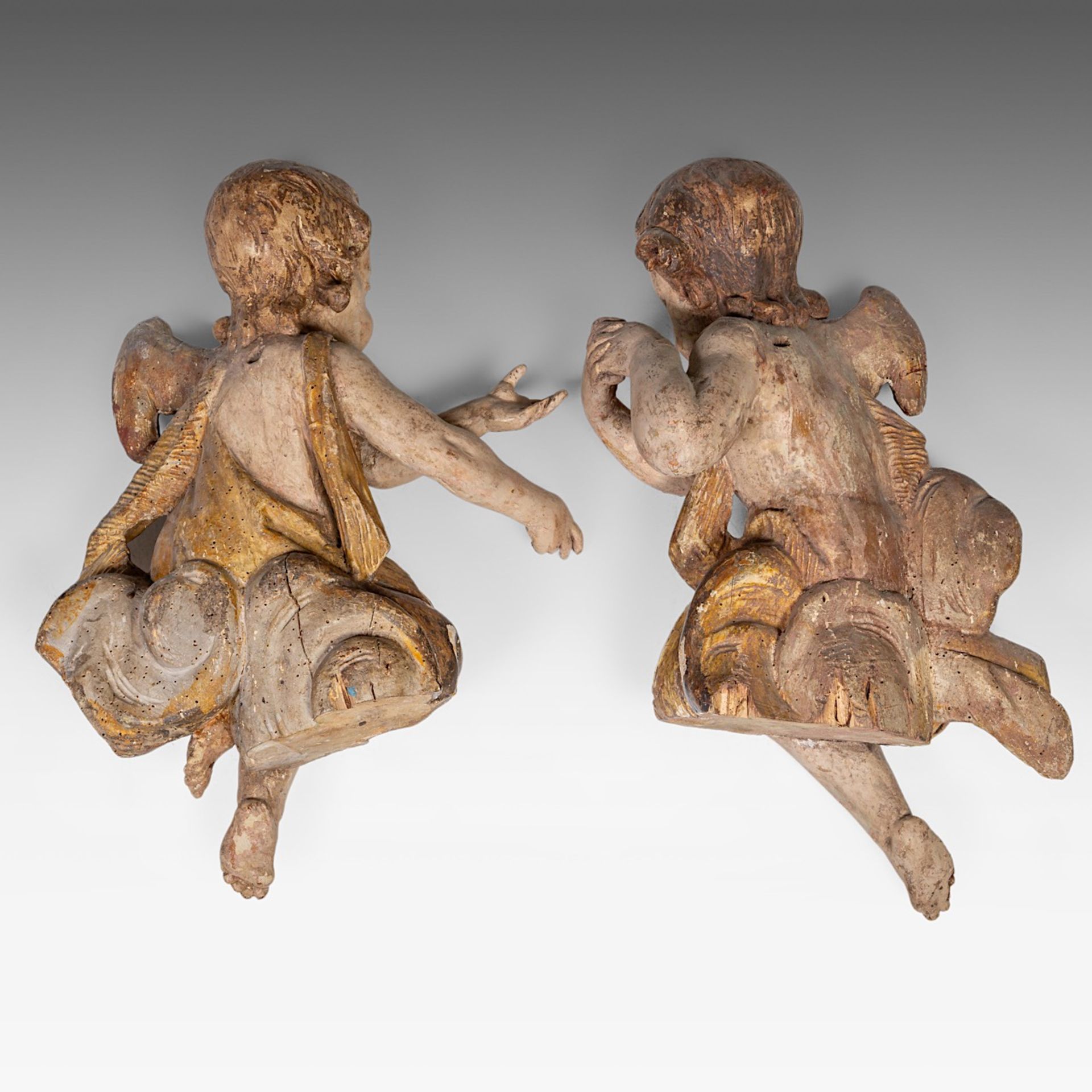 A pair of Italian gilt and polychrome limewood cherubs, 18thC, H 53,5 cm - Image 2 of 7