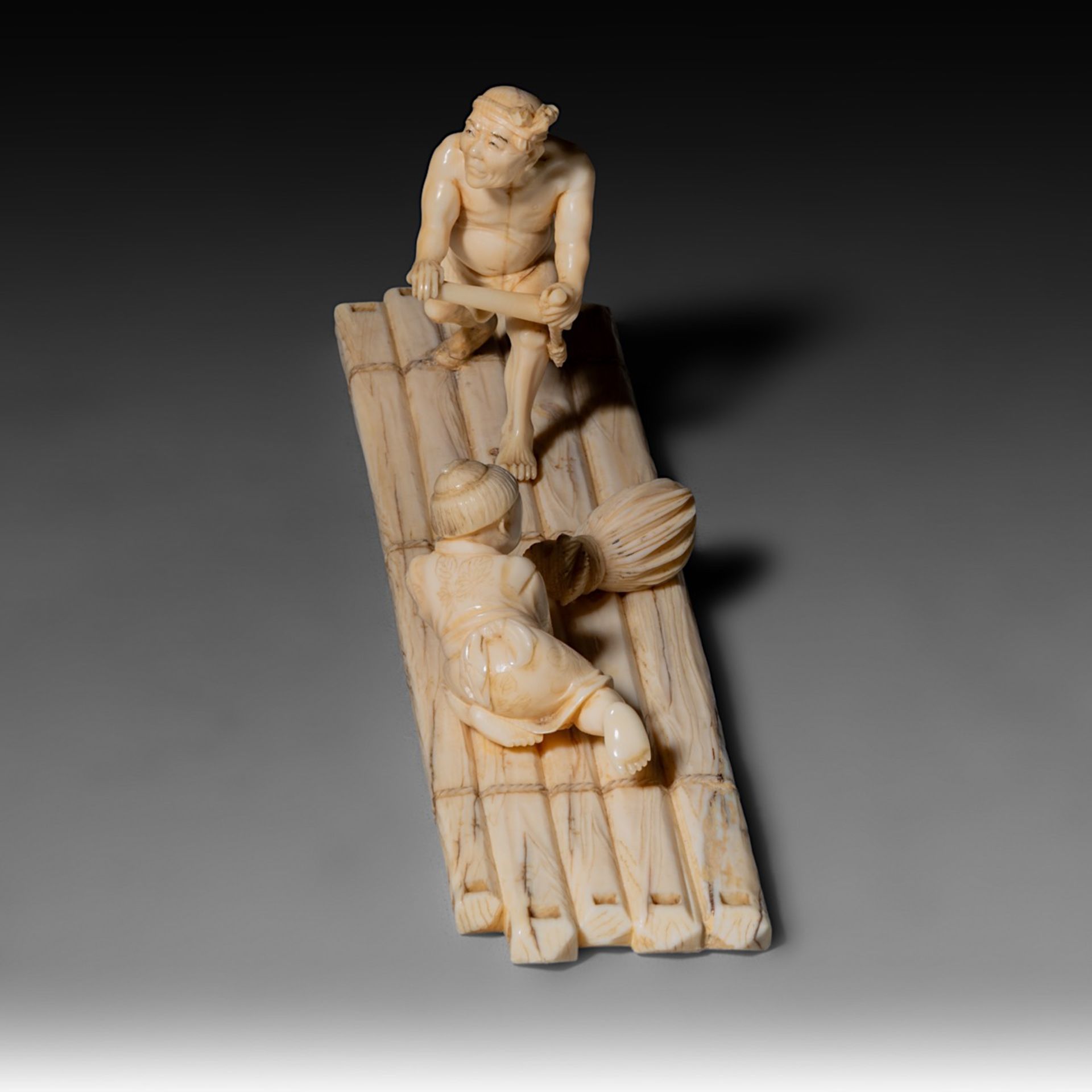 Two Japanese Meiji-period (1868-1912) ivory okimono; one depicts a man rowing a raft while a child s - Bild 5 aus 19