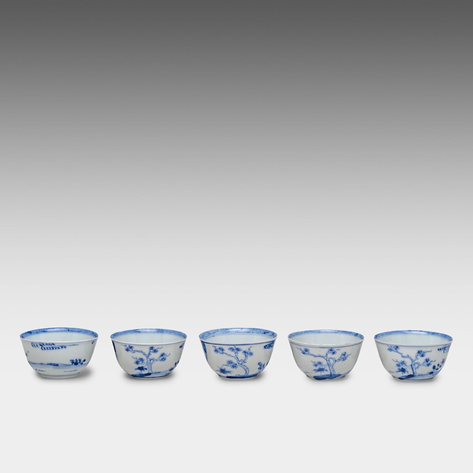 A series of five Chinese blue and white 'Female Immortal' cups, Kangxi/Yongzheng, H 3,5 - dia 7,2 cm - Bild 5 aus 10
