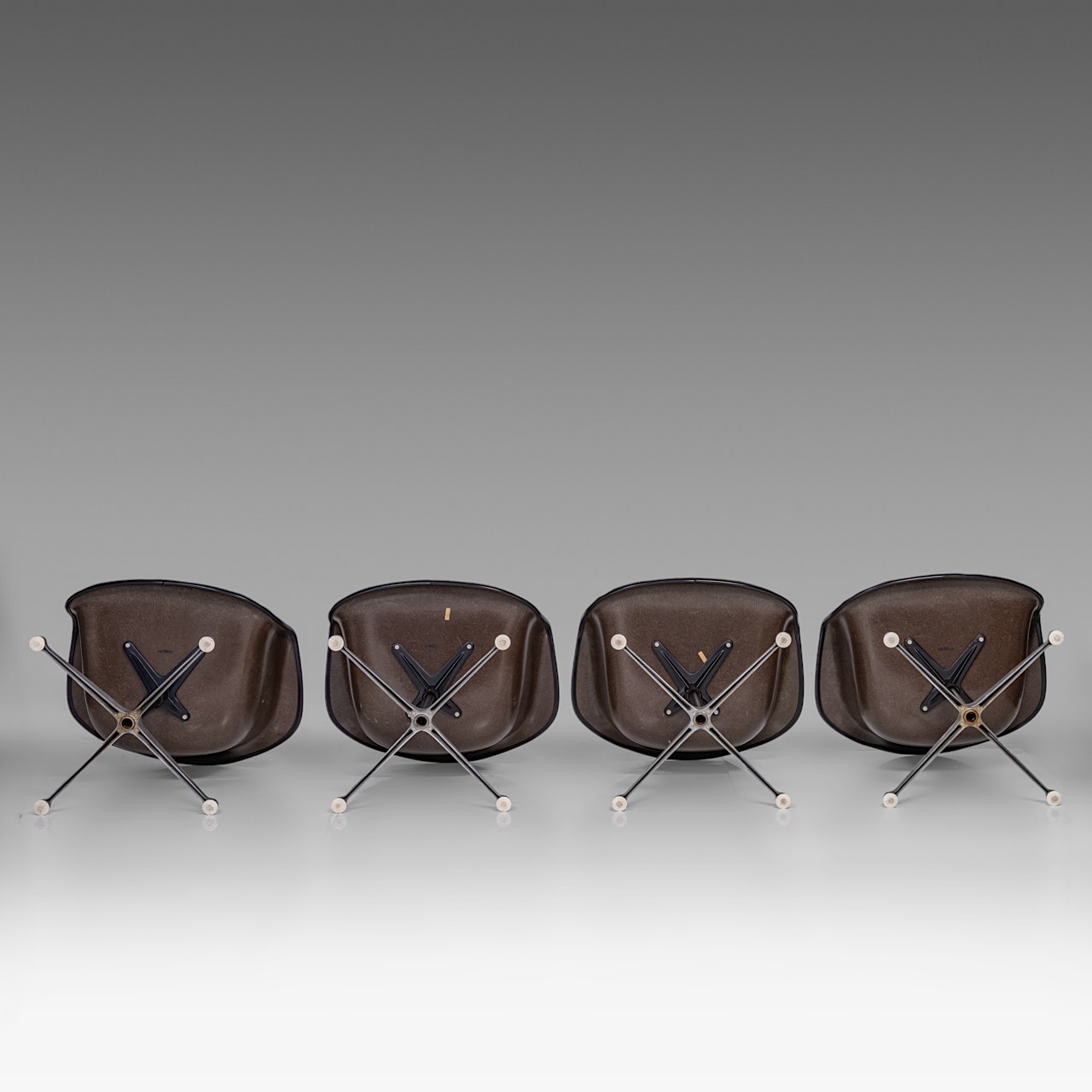 A set of 8 Charles & Ray Eames fibreglass shell chairs for Herman Miller, H 79 cm - Image 16 of 19